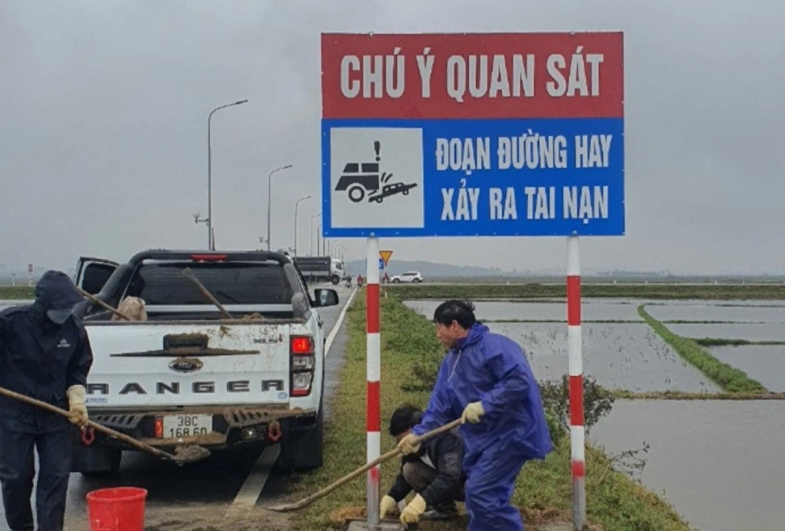 Lắp biển cảnh báo về giao thông tại 2 vị trí trên Tỉnh lộ 547. Lắp biển cảnh báo về giao thông tại 2 vị trí trên Tỉnh lộ 547.