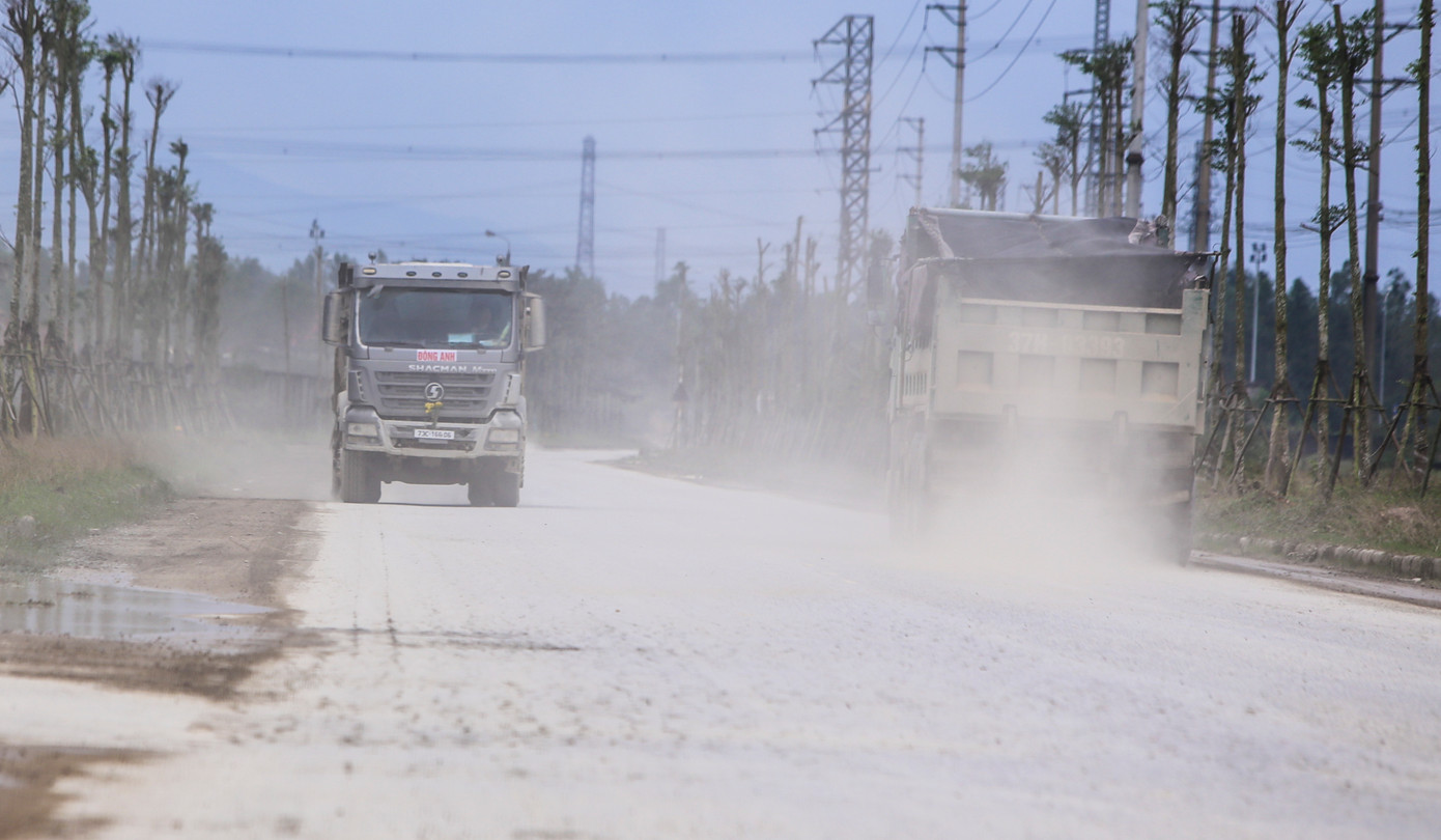 Dọc tuyến đường chạy về Khu liên hợp gang thép và Cảng nước sâu Sơn Dương Formosa, lưu lượng xe chở vật liệu chạy dày đặc, bụi bay mù mịt. Nhiều xe máy chạy trên đường phải nép bên lề, thậm chí dừng lại vì bụi không thấy đường.