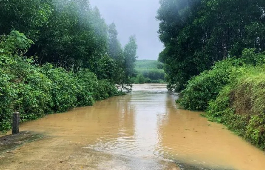 Nhiều cầu dân sinh bị ngập sâu, chia cắt một số vùng. Nhiều cầu dân sinh bị ngập sâu, chia cắt một số vùng.