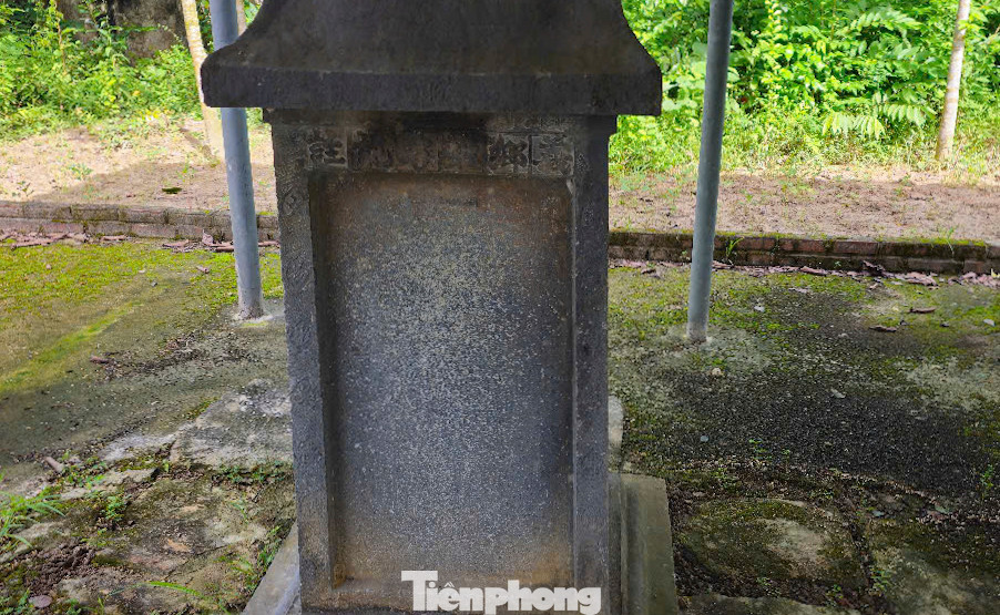 Thân bia có nhiều họa tiết trang trí theo kiến trúc thế kỷ XVII-XVIII (thời Lê - Trịnh). Cùng với đó là họa tiết các áng mây cuộn xoắn lại cả hai đầu, phía sau mỗi áng mây có một dải mây cong vút. Mái che hình nón úp, đỉnh có hình hồ lô.