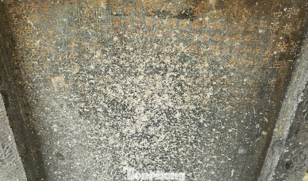 Trên thân bia chia làm 4 mặt, mỗi mặt khắc chữ Hán. Theo thời gian, một số mặt của bia đã bị mòn, không nhìn được rõ chữ.