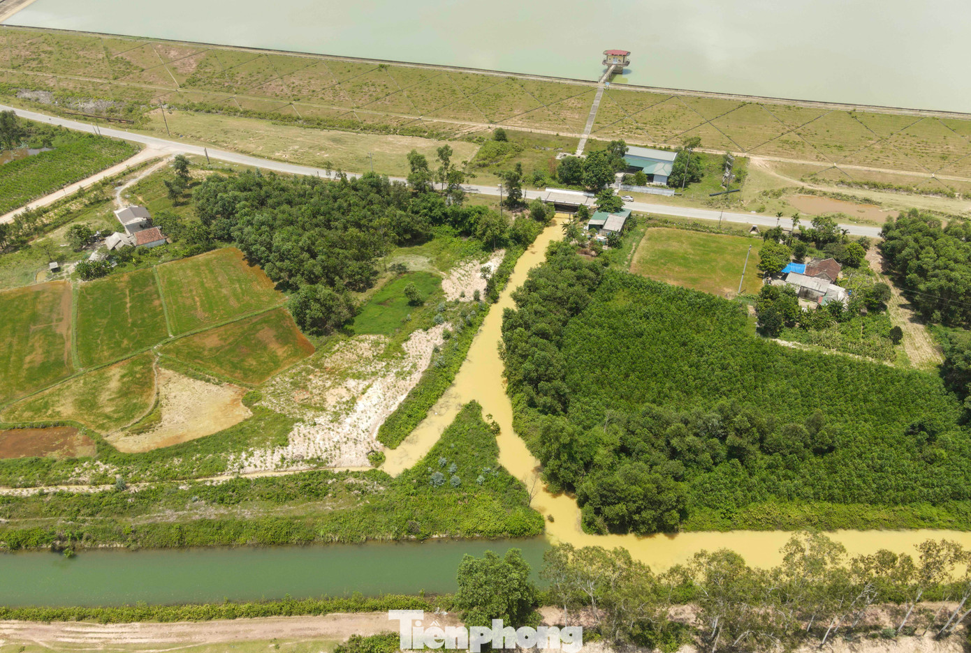 Ngành chức năng nhận định lượng phù sa lớn từ đáy hồ khiến nước đổi màu. Ngành chức năng nhận định lượng phù sa lớn từ đáy hồ khiến nước đổi màu.