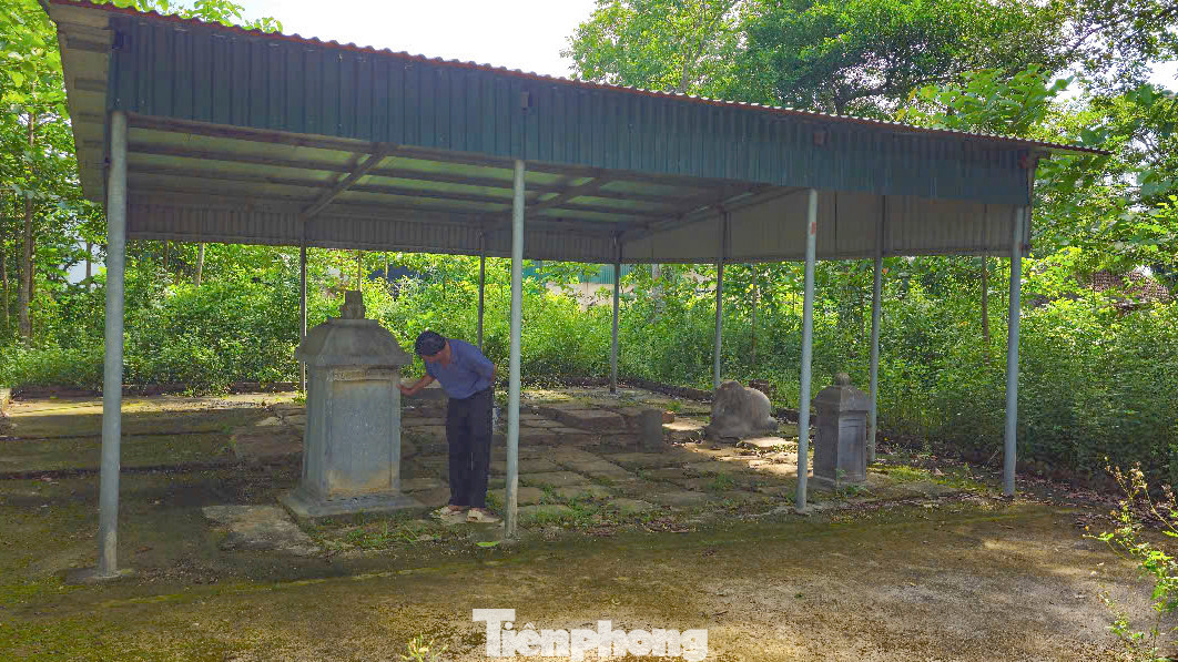 Bảo vật quốc gia này nằm lặng lẽ trong mái che khá nhếch nhác, cỏ dại xung quanh khuôn viên mọc um tùm.