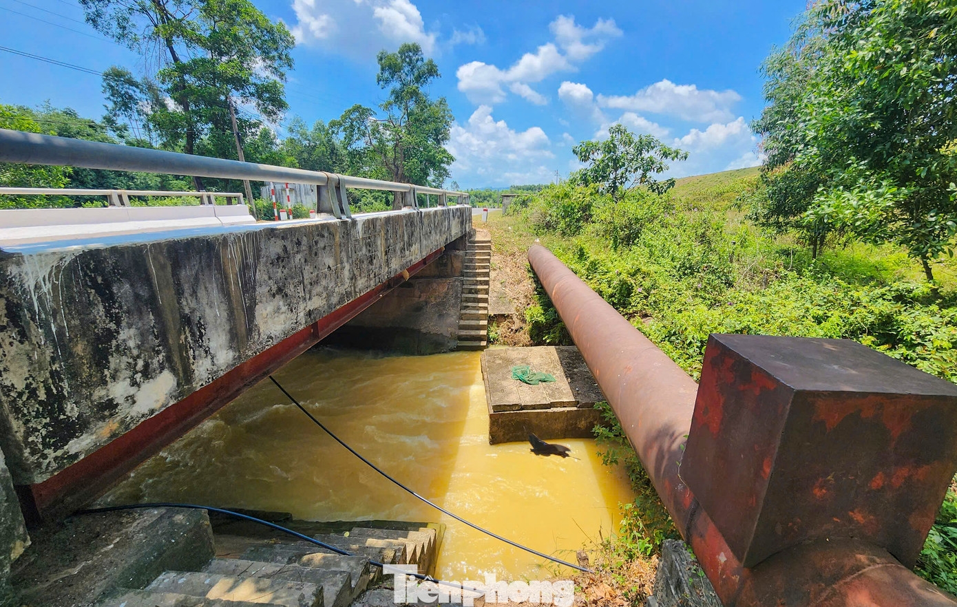 Ngành chức năng nhận định lượng phù sa lớn từ đáy hồ khiến nước đổi màu. Ngành chức năng nhận định lượng phù sa lớn từ đáy hồ khiến nước đổi màu.