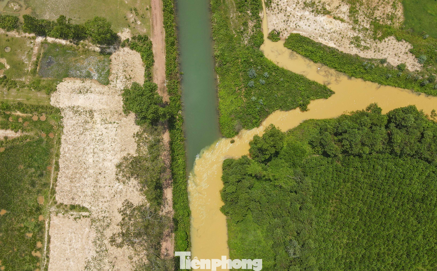 Hình ảnh 2 dòng nước có màu sắc khác biệt, hòa lẫn vào nhau tại kênh N1. Hình ảnh 2 dòng nước có màu sắc khác biệt, hòa lẫn vào nhau tại kênh N1.