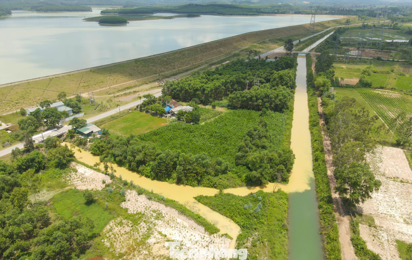 Nước từ cửa xả hồ Bộc Nguyên ra kênh N1 chuyển màu vàng đục so với dòng nước từ hồ Kẻ Gỗ trên cùng dòng kênh. Nước từ cửa xả hồ Bộc Nguyên ra kênh N1 chuyển màu vàng đục so với dòng nước từ hồ Kẻ Gỗ trên cùng dòng kênh.