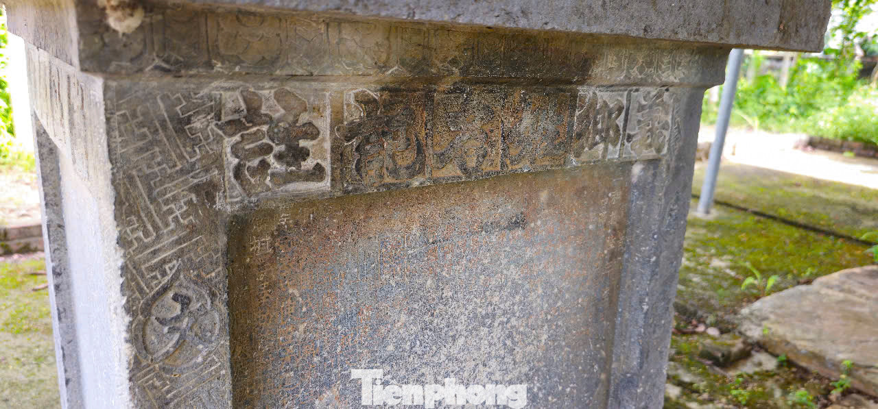 Thân bia có nhiều họa tiết trang trí theo kiến trúc thế kỷ XVII-XVIII (thời Lê - Trịnh). Cùng với đó là họa tiết các áng mây cuộn xoắn lại cả hai đầu, phía sau mỗi áng mây có một dải mây cong vút. Mái che hình nón úp, đỉnh có hình hồ lô.