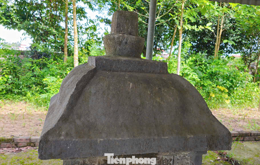 Thân bia có nhiều họa tiết trang trí theo kiến trúc thế kỷ XVII-XVIII (thời Lê - Trịnh). Cùng với đó là họa tiết các áng mây cuộn xoắn lại cả hai đầu, phía sau mỗi áng mây có một dải mây cong vút. Mái che hình nón úp, đỉnh có hình hồ lô.