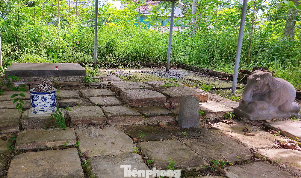 Ông Hà Văn Cần - Tộc trưởng họ Hà, cho biết trong khuôn viên đền thờ Sùng Chỉ hiện có: Bia Sùng Chỉ, bia ghi công mẹ vợ danh nhân Hà Tông Mục (bia nhỏ) cùng một sạp đá lớn để ông Mục dùng uống trà, đánh cờ thuở trước.