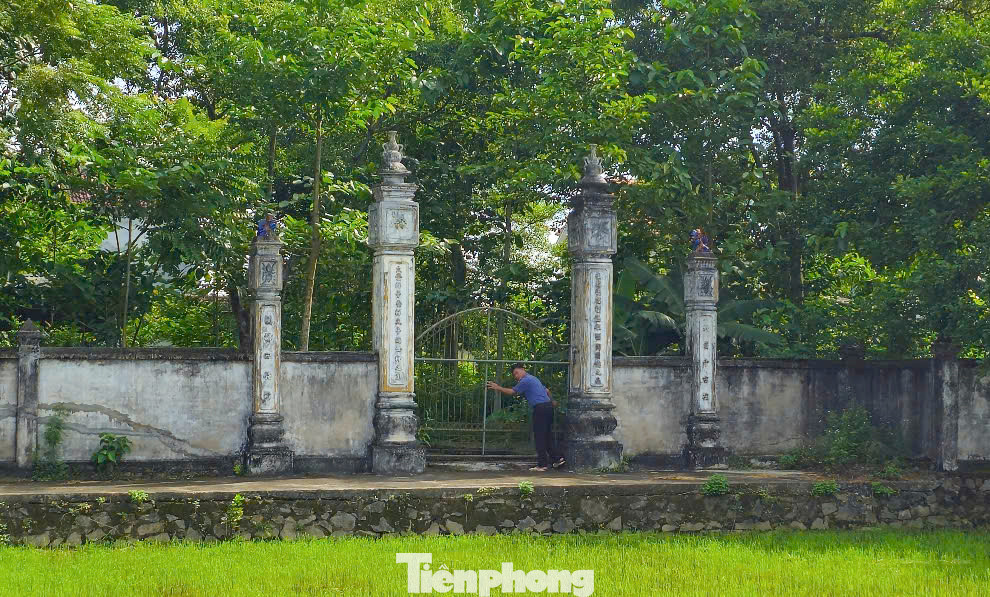 Bia Sùng Chỉ được dựng vào năm 1696 để ghi nhận công lao, sự nghiệp của danh nhân Hà Tông Mục (1653-1707). Ông là tiến sĩ, danh thần nổi tiếng thời Lê Trung Hưng, có nhiều công trạng với đất nước. Bia đặt tại đền thờ Sùng Chỉ ở thôn Đông Vinh, xã Tùng Lộc, huyện Can Lộc (Hà Tĩnh) song không có biển chỉ dẫn tham quan, nghiên cứu.