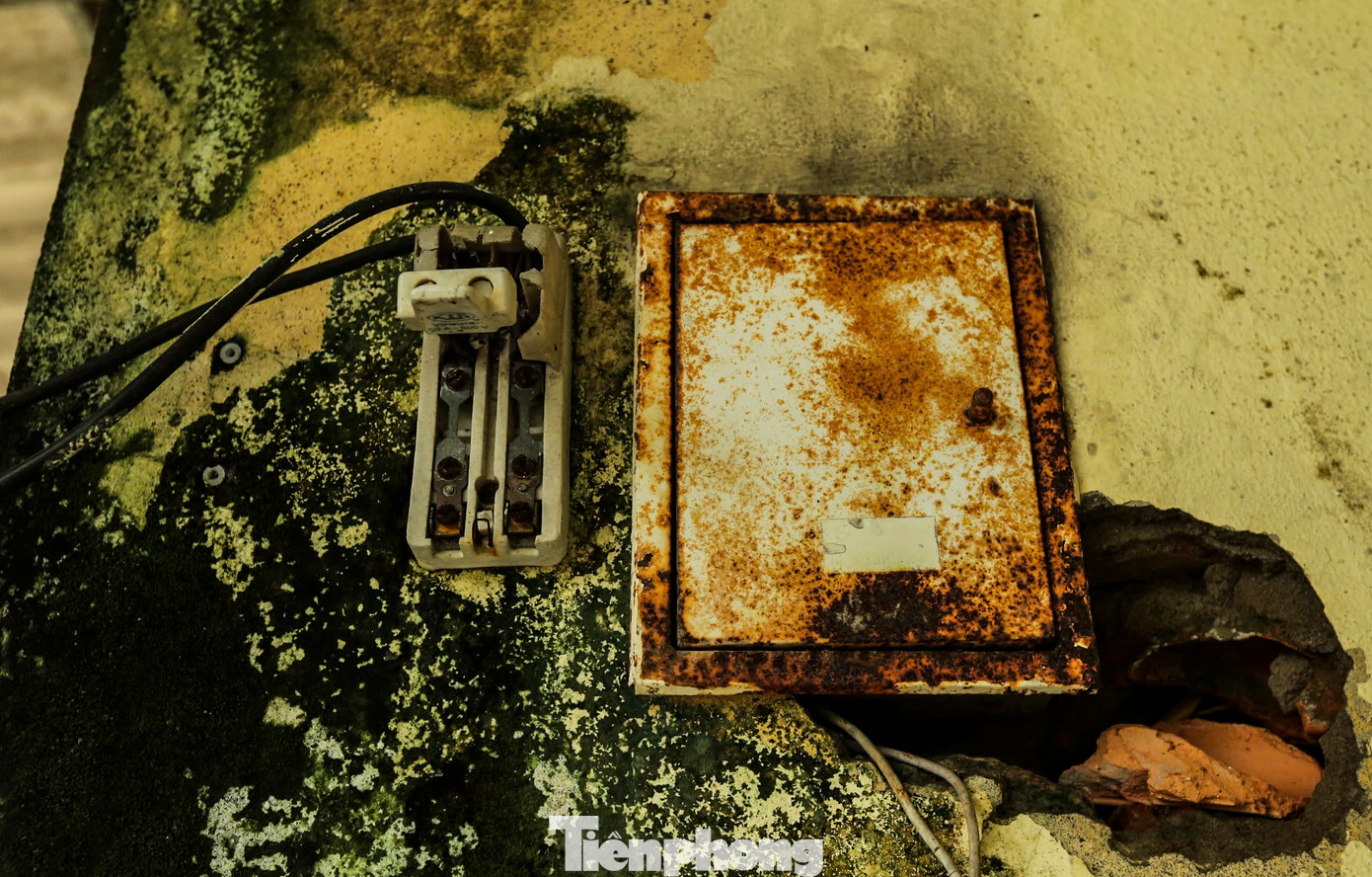 Các hạng mục hư hỏng, xuống cấp, kính vỡ vụn, hệ thống điện hoen gỉ.