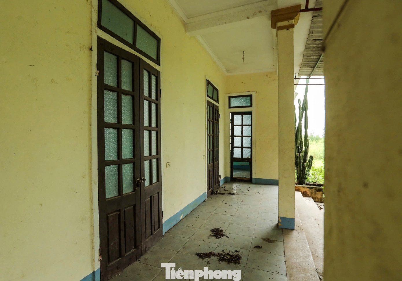 Gần 10 năm qua, trại thực nghiệm không một bóng người qua lại, trở nên hoang tàn, đổ nát. Các hạng mục của khu nuôi thực nghiệm và sản xuất giống nhếch nhác, các vật dụng dùng nuôi thủy sản để chỏng chơ, hệ thống cửa hư hỏng, mái tôn gió thổi bay tung tóe