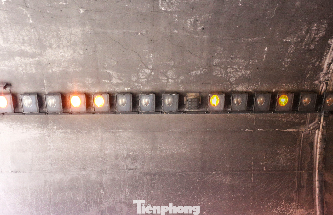 Ngoài ra, hệ thống chiếu sáng yếu, nhiều vị trí hư hỏng chưa được thay thế.
