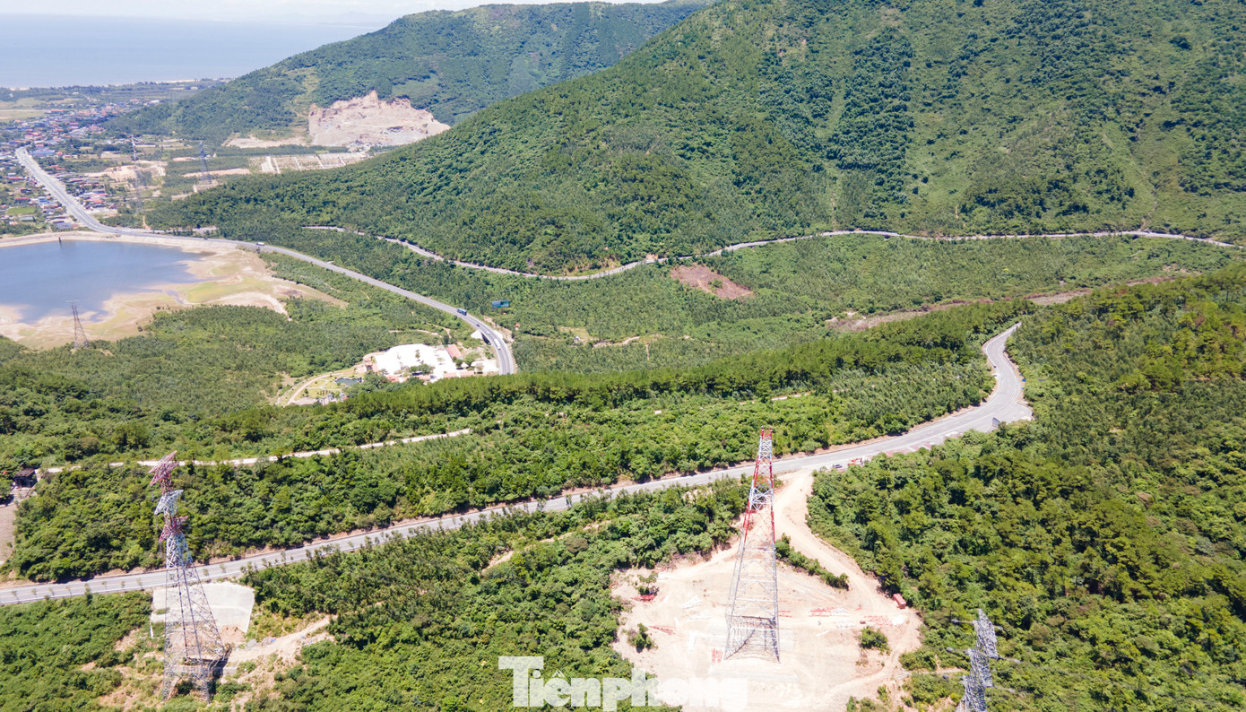 Khi chưa có hầm đường bộ Đèo Ngang, người và phương tiện phải di chuyển theo Đèo Ngang với quãng đường uốn lượn dài khoảng 6 km, khá nguy hiểm.