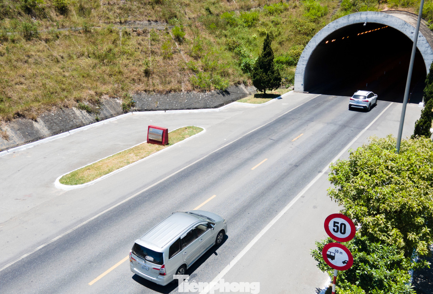 Cửa hầm phía bắc ở vùng đất xã Kỳ Nam, thị xã Kỳ Anh, tỉnh Hà Tĩnh (trong hình), cửa hầm phía nam thuộc địa phận xã Quảng Đông, huyện Quảng Trạch, tỉnh Quảng Bình. Các phương tiện khi di chuyển trong hầm Đèo Ngang được đi với tốc độ 50 km/h, khoảng cách giữa 2 phương tiện 50 m.