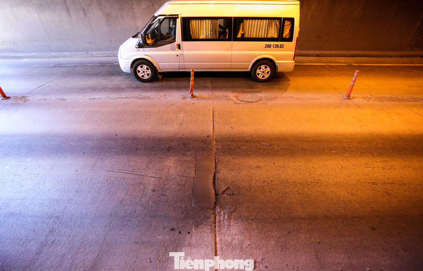 Theo các tài xế, nền đường bên trong hầm dần xuống cấp, vạch kẻ đường mờ, cọc phản quang phân làn bị bụi phủ mờ làm giảm khả năng quan sát.