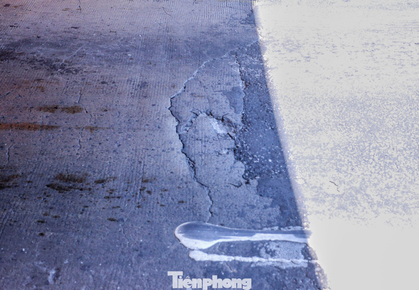 Ngoài ra, hệ thống chiếu sáng yếu, nhiều vị trí hư hỏng chưa được thay thế.