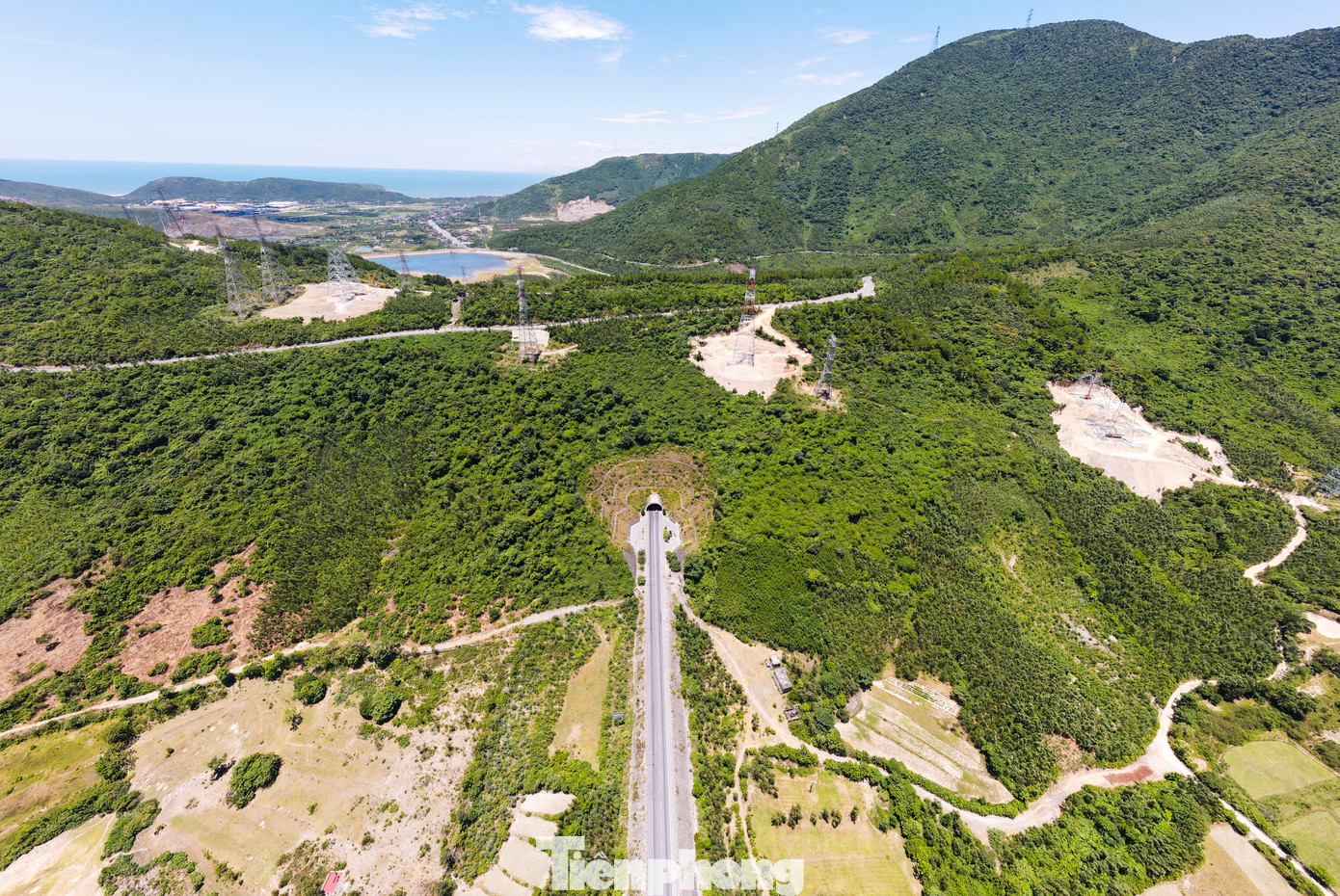 Hầm đường bộ Đèo Ngang nằm trên trục Quốc lộ 1 xuyên qua dãy núi Hoành Sơn tại vùng giáp ranh 2 tỉnh Hà Tĩnh và Quảng Bình.