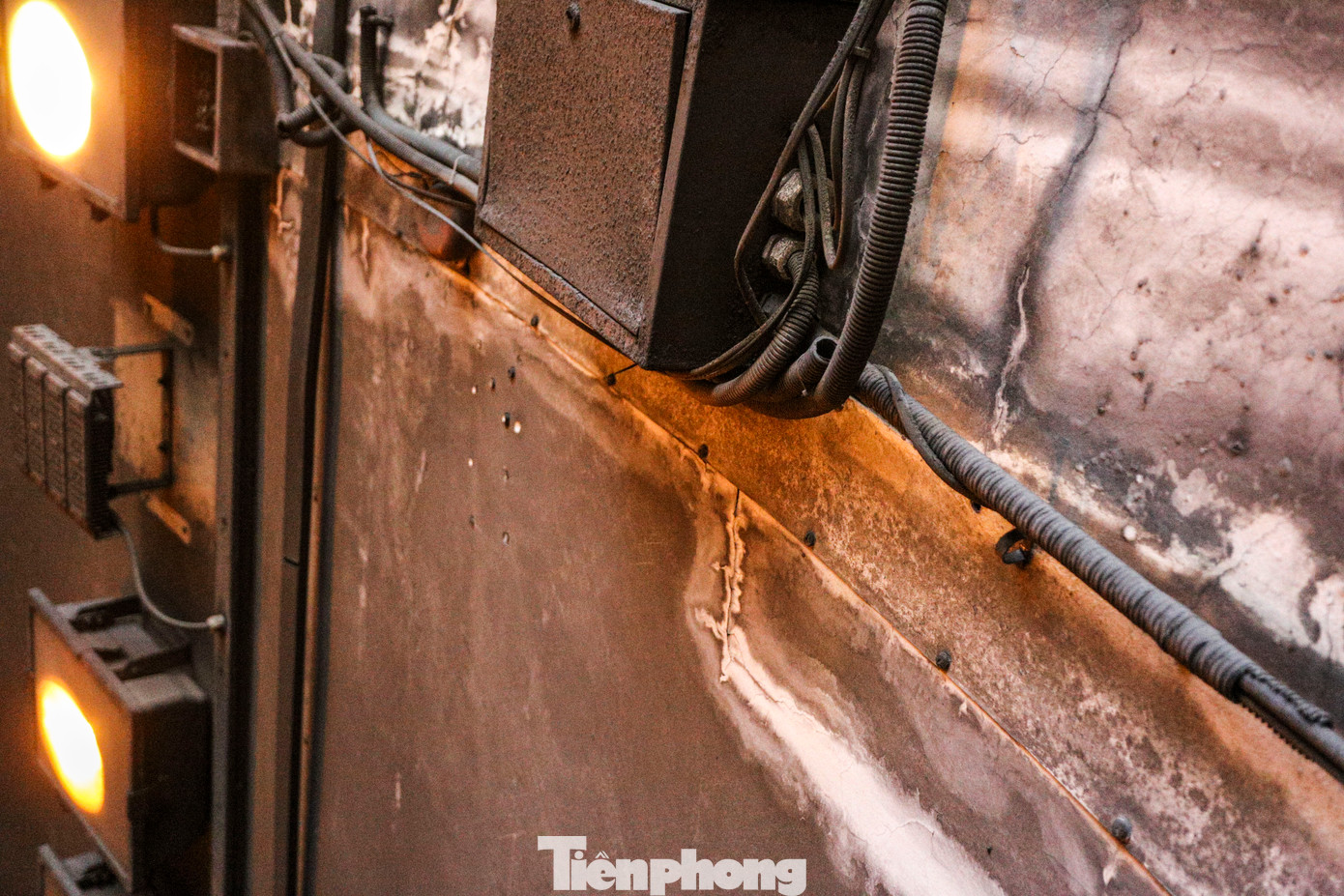 Ngoài ra, hệ thống chiếu sáng yếu, nhiều vị trí hư hỏng chưa được thay thế.