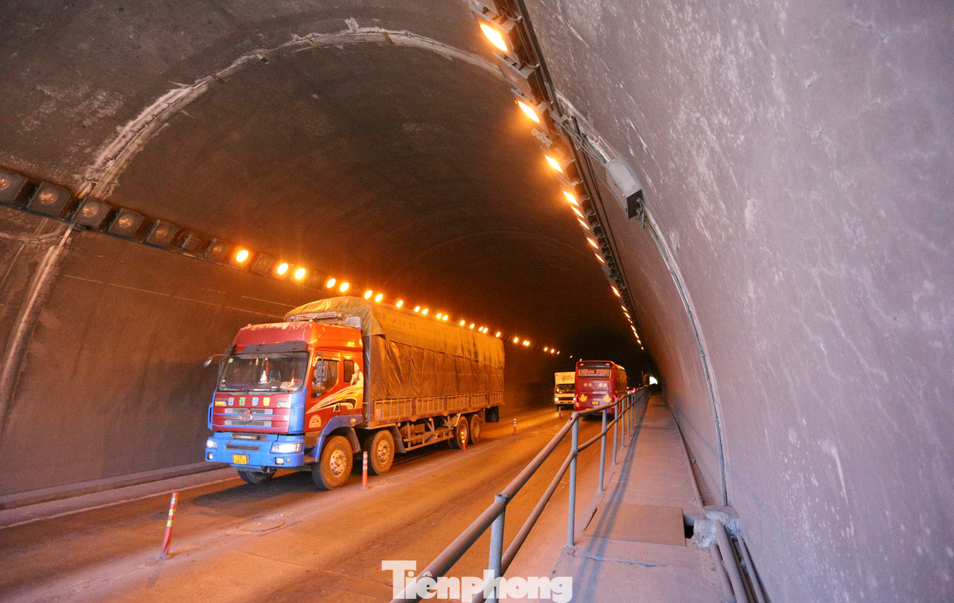 Hầm chính dài 495 m cộng với hệ thống đường dẫn nên toàn tuyến dài hơn 2,1 km. Hầm chính rộng 11,5 m, cao 7,5 m với 2 làn xe cơ giớ, mỗi làn rộng 3,5 m và 2 làn dành cho xe thô sơ. Hơn 20 năm sử dụng cùng lượng phương tiện đông đúc, hầm Đèo Ngang hiện có dấu hiệu quá tải.