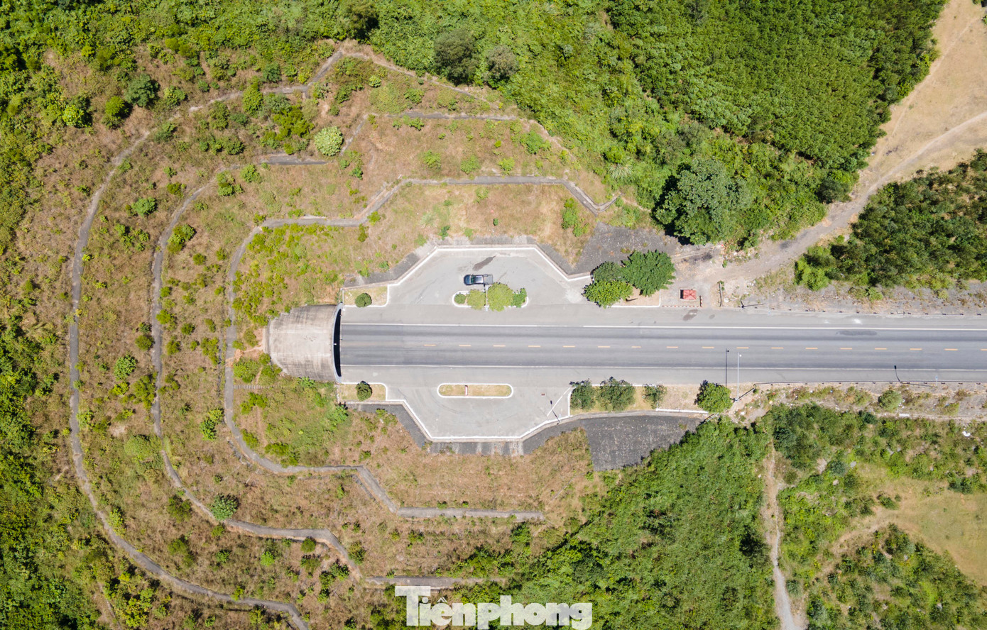 Theo phê duyệt của Bộ GTVT, hầm đường bộ Đèo Ngang được xây dựng mới một ống hầm dài 555 m về phía tây hầm hiện tại và hai cầu ở hai đầu ống hầm. Ống hầm mới rộng 10,5 m gồm 2 làn xe cơ giới và 2 làn xe thô sơ. Hạng mục mở rộng hầm đường bộ qua Đèo Ngang đã được bổ sung từ 2 làn xe thành 4 làn xe vào quy hoạch phát triển giao thông vận tải đường bộ Việt Nam đến năm 2020, định hướng đến năm 2030.