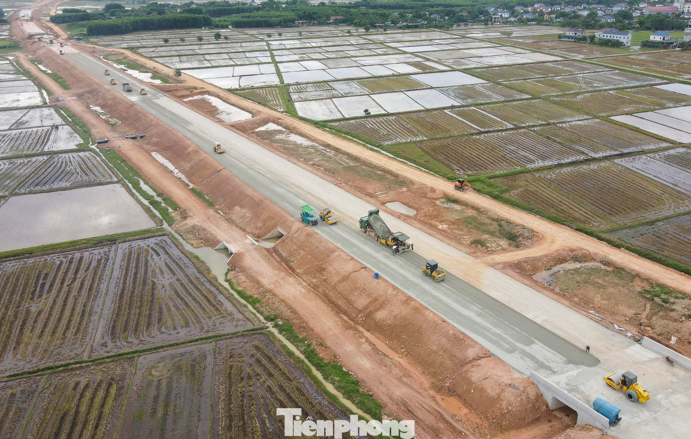 Nhà thầu đẩy nhanh việc đắp nền, đá cấp phối.