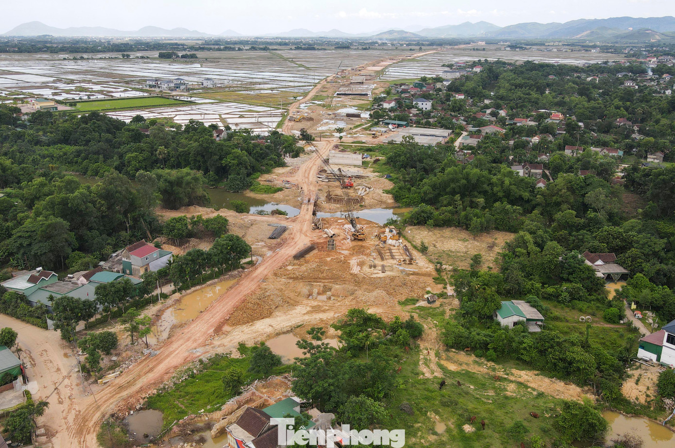Tại xã Cẩm Thạch (huyện Cẩm Xuyên), dự án cao tốc đi qua khu dân cư nên vướng một số cột và đường dây dẫn điện sinh hoạt của người dân. Số cột điện này chưa được di dời, giải phóng. Nhà thầu phải xây dựng &quot;nhảy cóc&quot; qua các vị trí chưa giải phóng xong.