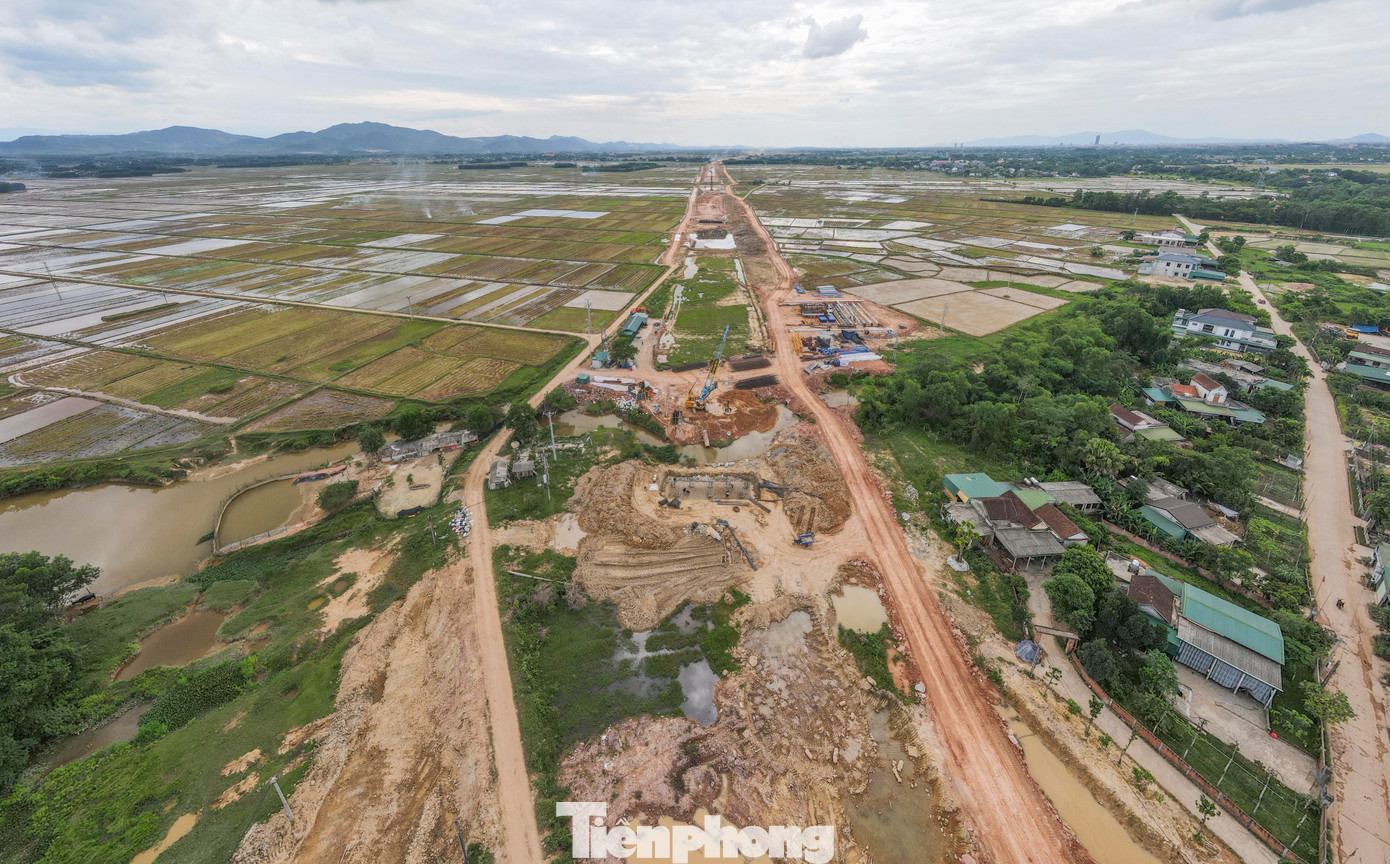 Đoạn cao tốc Hàm Nghi - Vũng Áng là 1 trong 12 dự án thành phần cao tốc Bắc - Nam phía Đông, giai đoạn 2021-2025. Đoạn tuyến này dài 54,2km với tổng mức đầu tư hơn 9.700 tỷ đồng, đi qua các huyện Thạch Hà, Cẩm Xuyên và Kỳ Anh của tỉnh Hà Tĩnh. Dự án do Ban Quản lý dự án Thăng Long (Bộ Giao thông vận tải) làm chủ đầu tư.