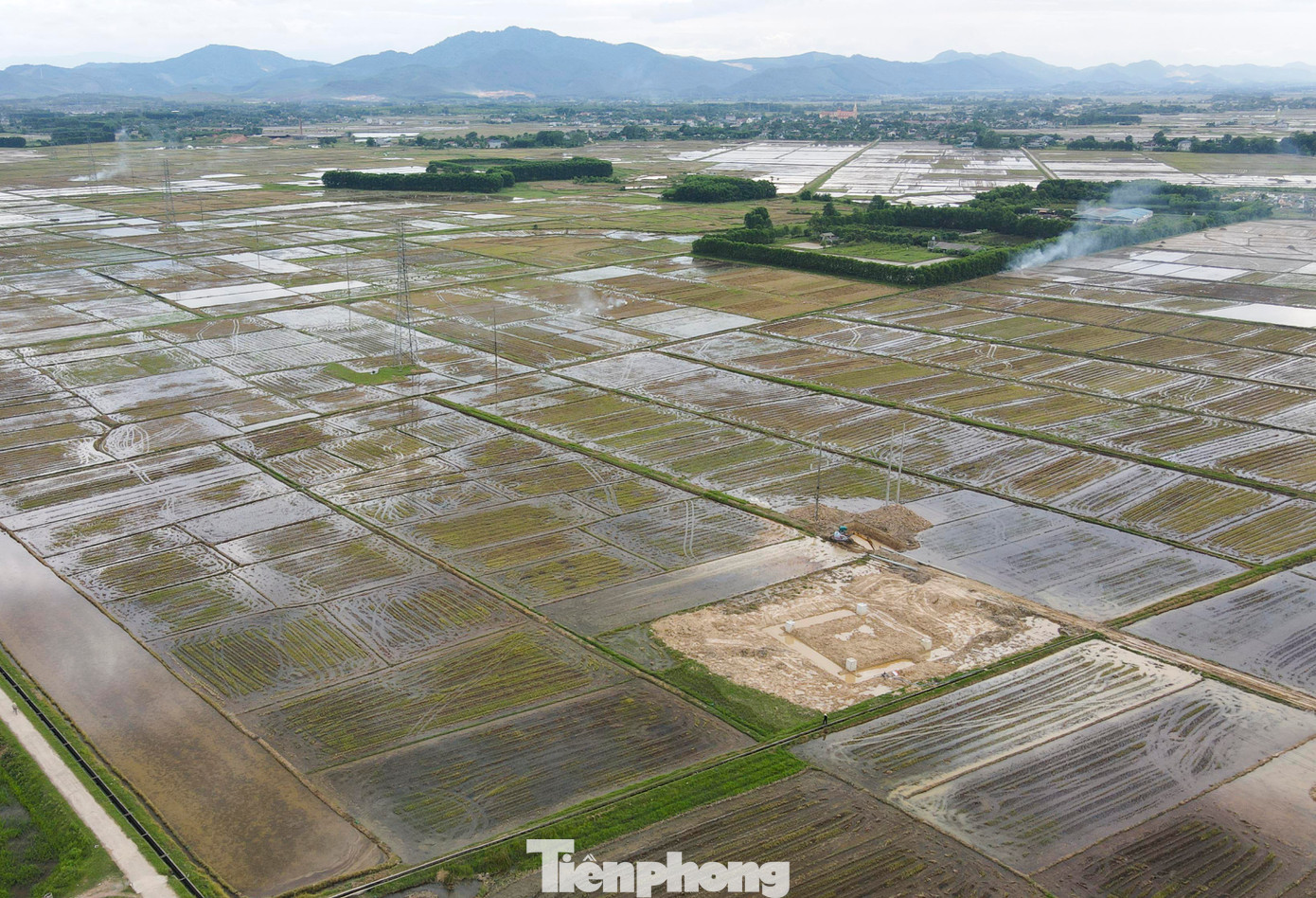 Theo đại diện chủ đầu tư, chiều cao an toàn của đường dây điện tính từ mặt đất tối thiểu 17m. Tuy nhiên, khi thi công đổ đất nền lên cao, khoảng cách còn lại 15-16m. Từ đó, máy móc trong quá trình thi công sẽ vướng phải đường dây và bị phóng điện nên họ phải chọn cách thi công tránh các vị trí này để đảm bảo an toàn và kịp tiến độ. Trong hình, một vị trí đường dây cao thế đang được làm móng để đảm bảo an toàn cho quá trình thi công.