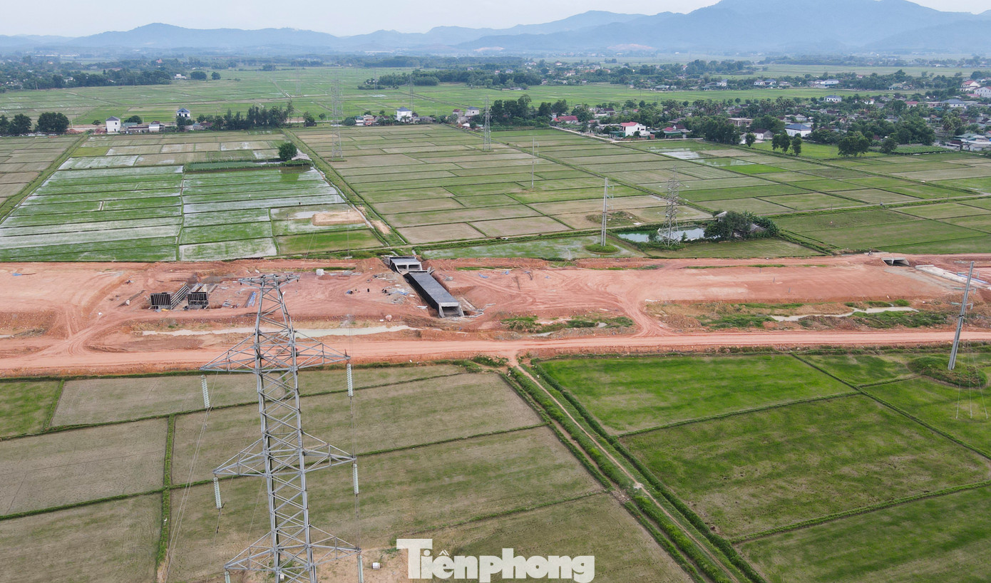 Các vị trí vướng phân bố cả ở các huyện Thạch Hà, Cẩm Xuyên, Kỳ Anh. Trong hình là một vị trí đường dây chạy băng ngang cao tốc qua xã Tân Lâm Hương (huyện Thạch Hà).