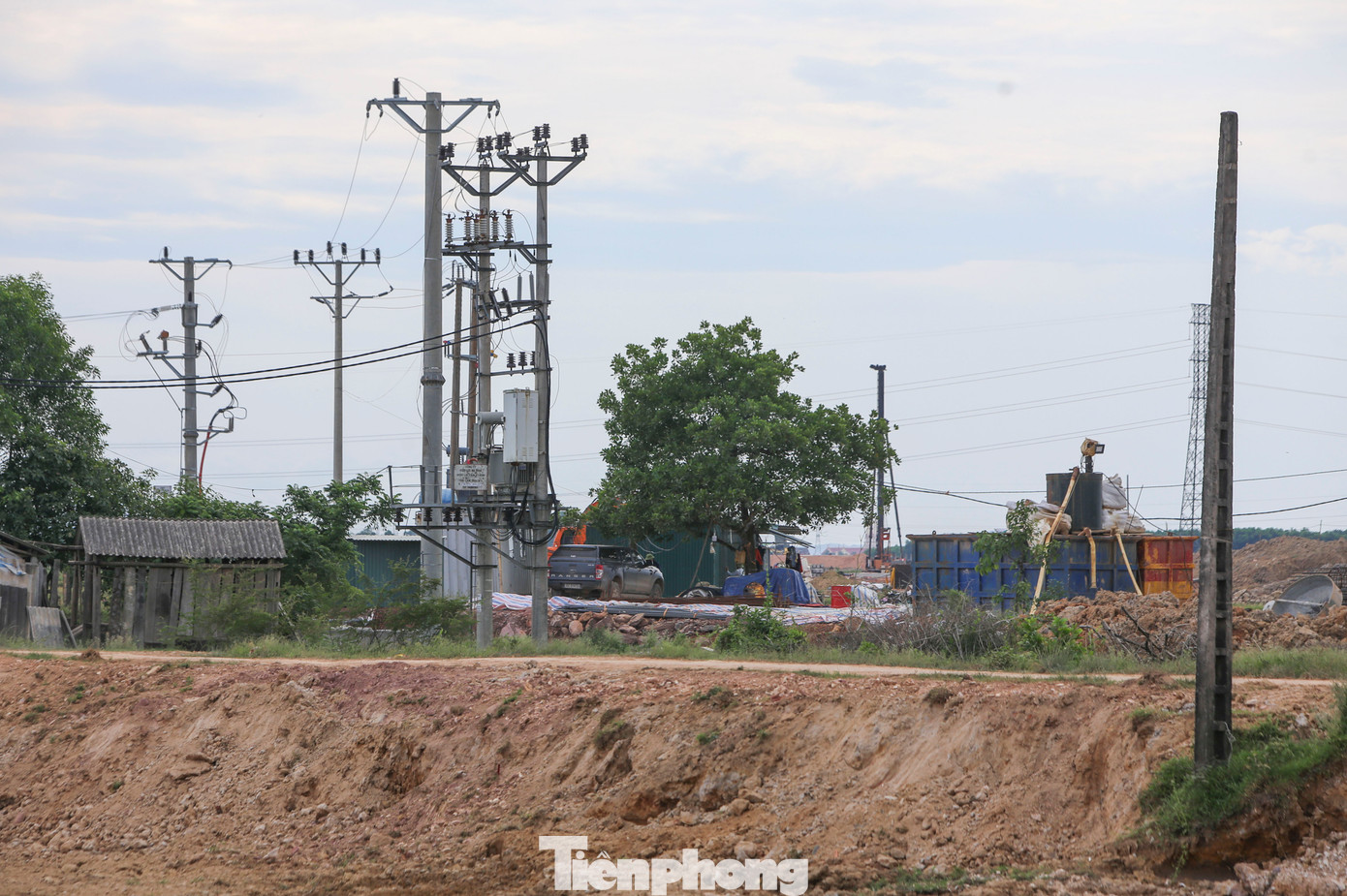 Trao đổi với PV Tiền Phong, ông Nguyễn Khắc Trung – Giám đốc điều hành dự án Hàm Nghi - Vũng Áng, cho biết, dự án đang vướng hàng loạt cột điện, trạm biến áp chưa giải phóng, di dời xong. Trong đó, đường dây cao thế có 1 vị trí, đường dây 220Kv có 4 vị trí, 110Kv có 4 vị trí và nhiều vị trí khác là đường dây 35Kv và trạm biến áp.