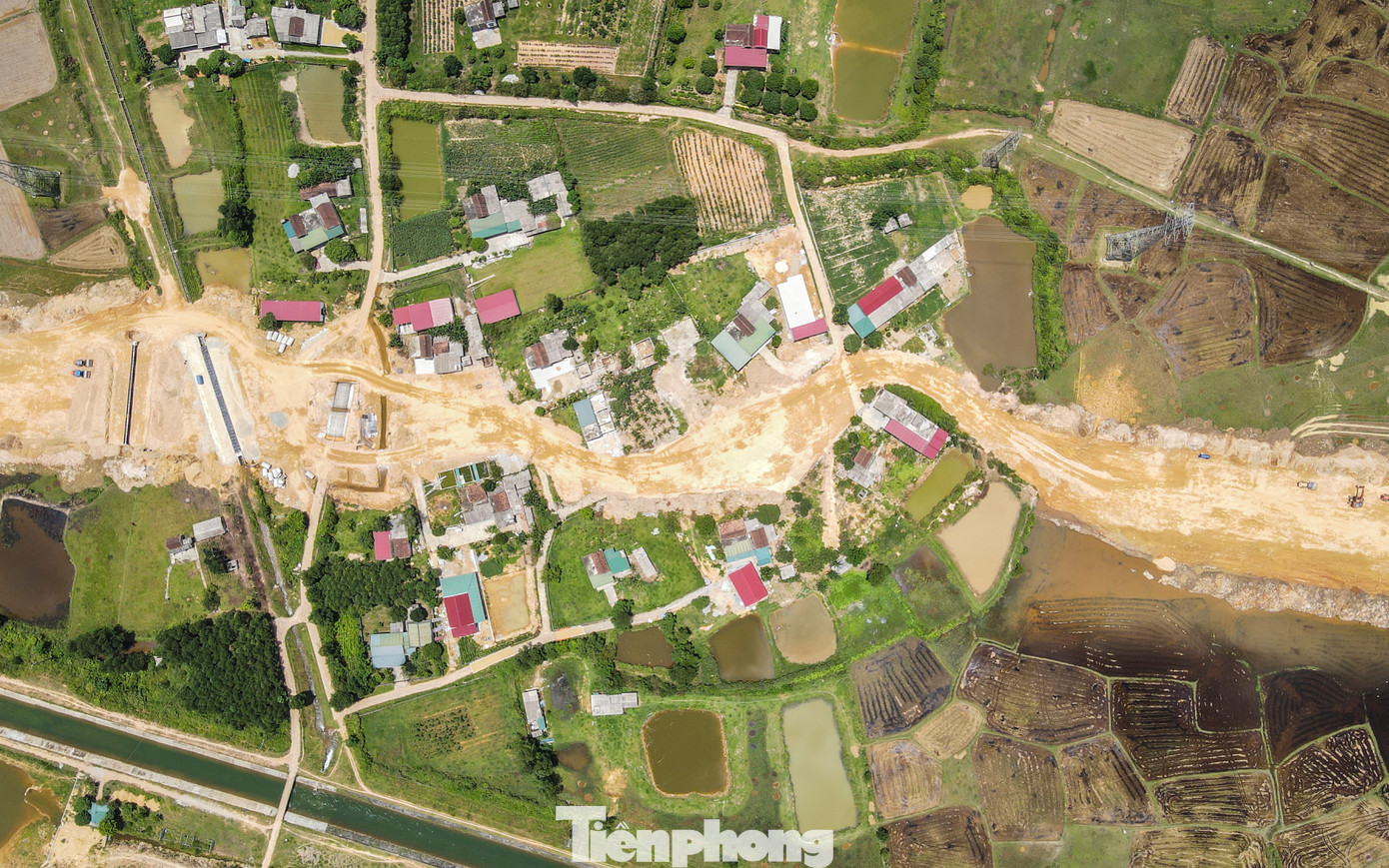 “Nhà thầu đã đồng ý sử dụng con đường tạm, 'uốn lượn, luồn lách' qua nhà dân để dự án không đứt đoạn, hỗ trợ các nhà dân sớm hoàn thiện nơi ở mới để chuyển đi”, ông Dũng nói.