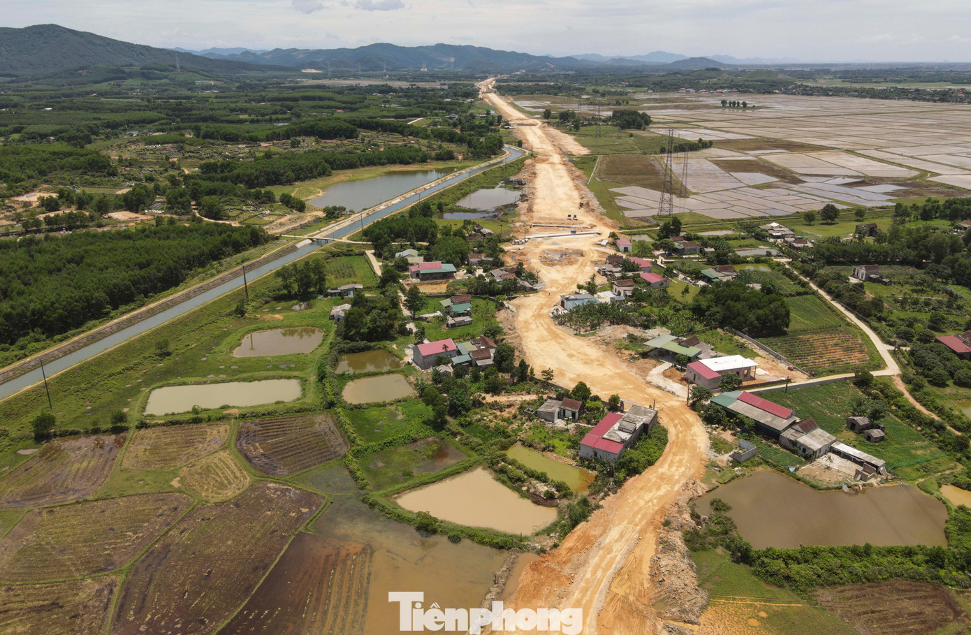 Ngoài vấn đề đường điện, tại xã Cẩm Lạc (huyện Cẩm Xuyên), một số nhà dân trong diện phải giải tỏa để triển khai dự án cao tốc Hàm Nghi - Vũng Áng nhưng đến nay chưa được di dời. Nguyên nhân là nơi tái định cư mới của người dân chưa hoàn thiện nên họ chưa rời đi.