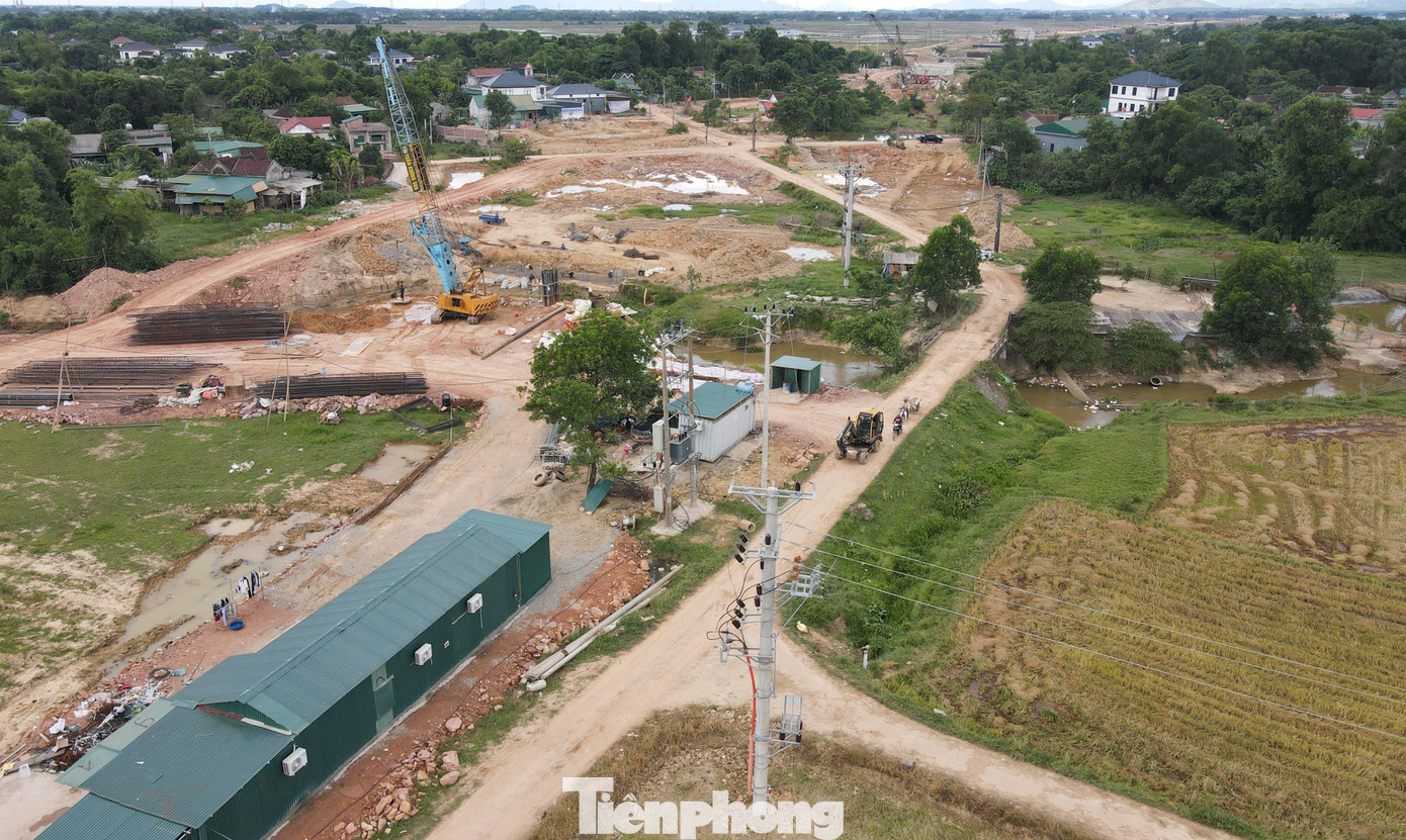 Sau thời gian thi công, đến nay, tại một số vị trí qua huyện Cẩm Xuyên, Thạch Hà và Kỳ Anh thuộc dự án cao tốc Hàm Nghi - Vũng Áng đang bị vướng đường dây điện 110kV, 220kv và 500kv. Do đó, đơn vị thi công buộc phải tạm thời đổ đất nền, “uốn lượn”