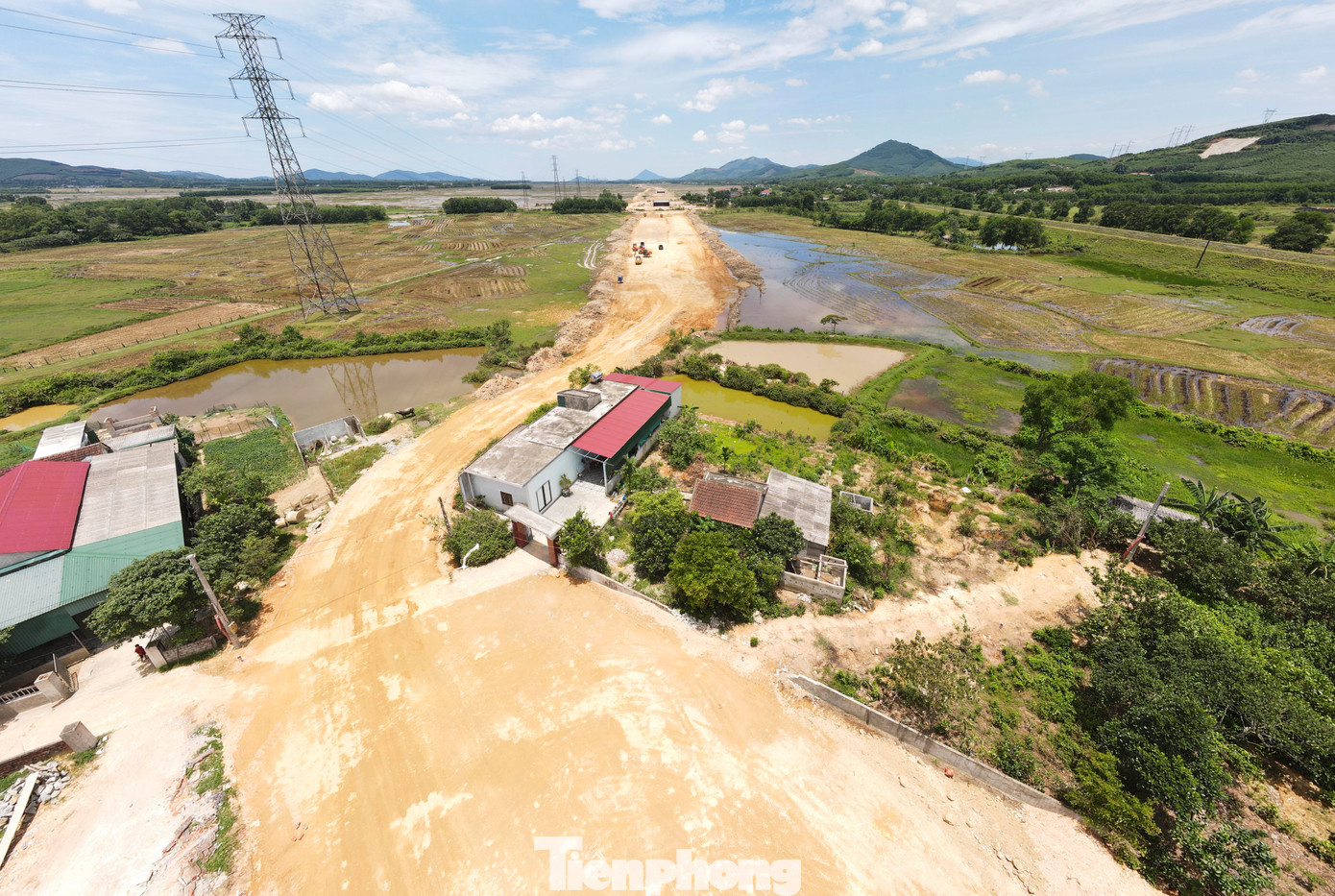 Ông Nguyễn Văn Dũng - Chủ tịch UBND xã Cẩm Lạc (huyện Cẩm Xuyên), cho biết, toàn xã ảnh hưởng 97 hộ dân ảnh hưởng đất và tài sản trên đất, tổng cả đất nông nghiệp là 165 hộ dân. Các hộ dân đều đồng ý nhận tiền đền bù, các hộ phải đến nơi ở mới đã xây nhà tuy nhiên còn khoảng 4 trường hợp nhà dân chưa di dời do chưa xây xong.