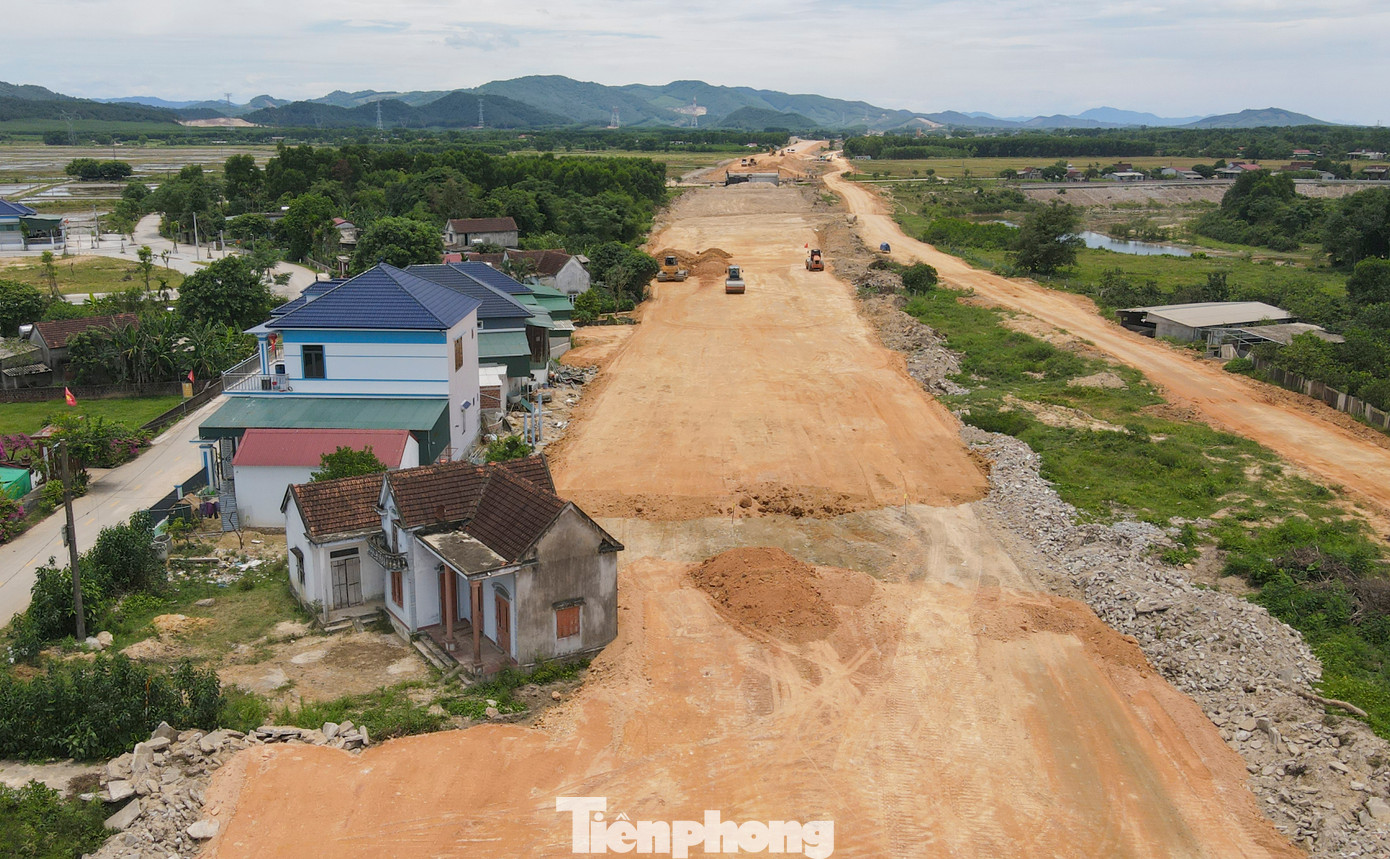 Lãnh đạo UBND huyện Cẩm Xuyên cho biết, huyện liên tục đôn đốc nhà thầu thi công sớm và phải hoàn thành việc di dời hệ thống cột, đường dây điện bị vướng mắc đến tháng 7 này. Việc thi công móng cột điện mới cũng đang được triển khai, sớm bàn giao mặt bằng cao tốc như kế hoạch.