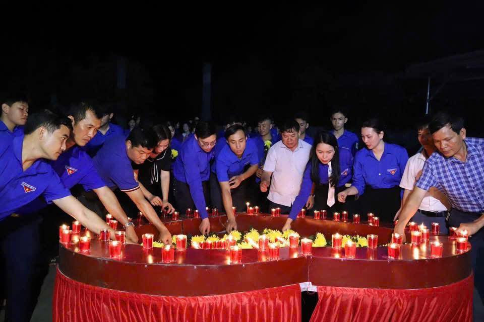 Tuổi trẻ Hà Tĩnh thắp nến tri ân cố Tổng Bí thư Hà Huy Tập.