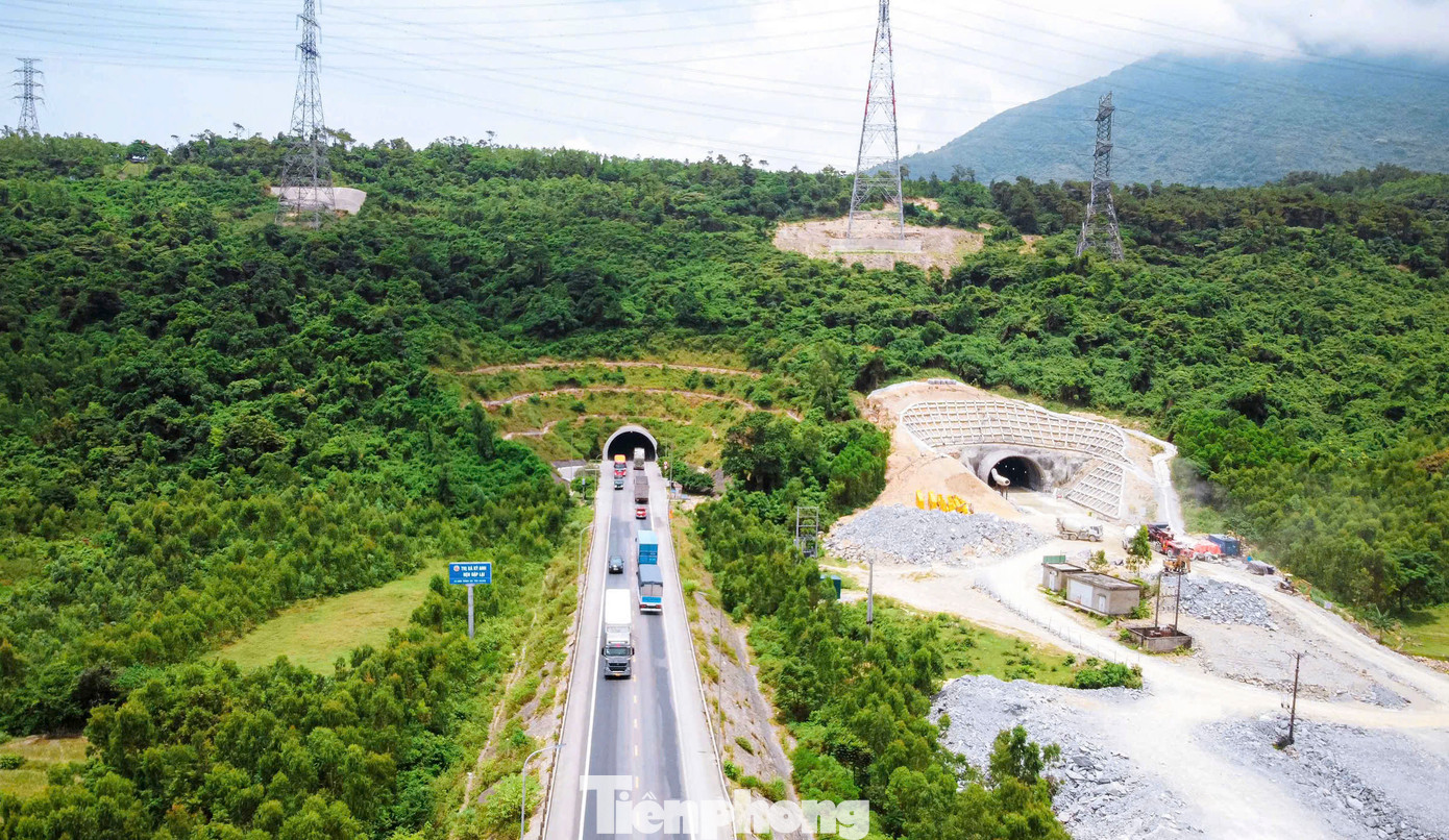 Những ngày này, tại hầm đường bộ Đèo Ngang nối 2 tỉnh Hà Tĩnh - Quảng Bình, từng tốp công nhân “vượt nắng” có mặt trên công trường, phân chia công việc với mục tiêu hoàn thành dự án vào cuối năm 2025.