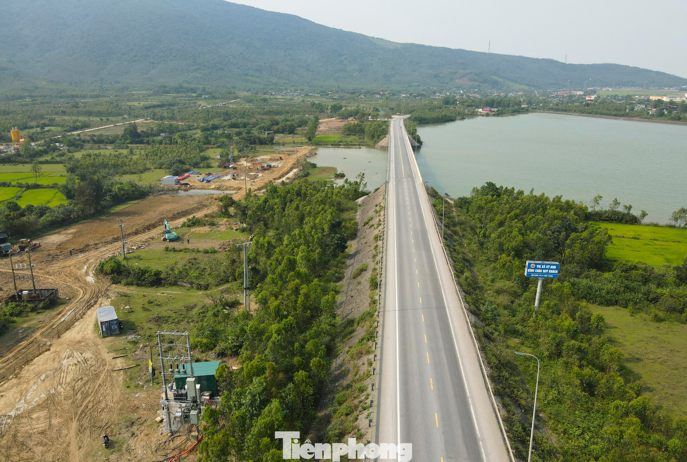 Ngoài thi công hầm xuyên núi, đường dẫn vào hầm cũng được đơn vị thực hiện dự án triển khai thi công đồng bộ.