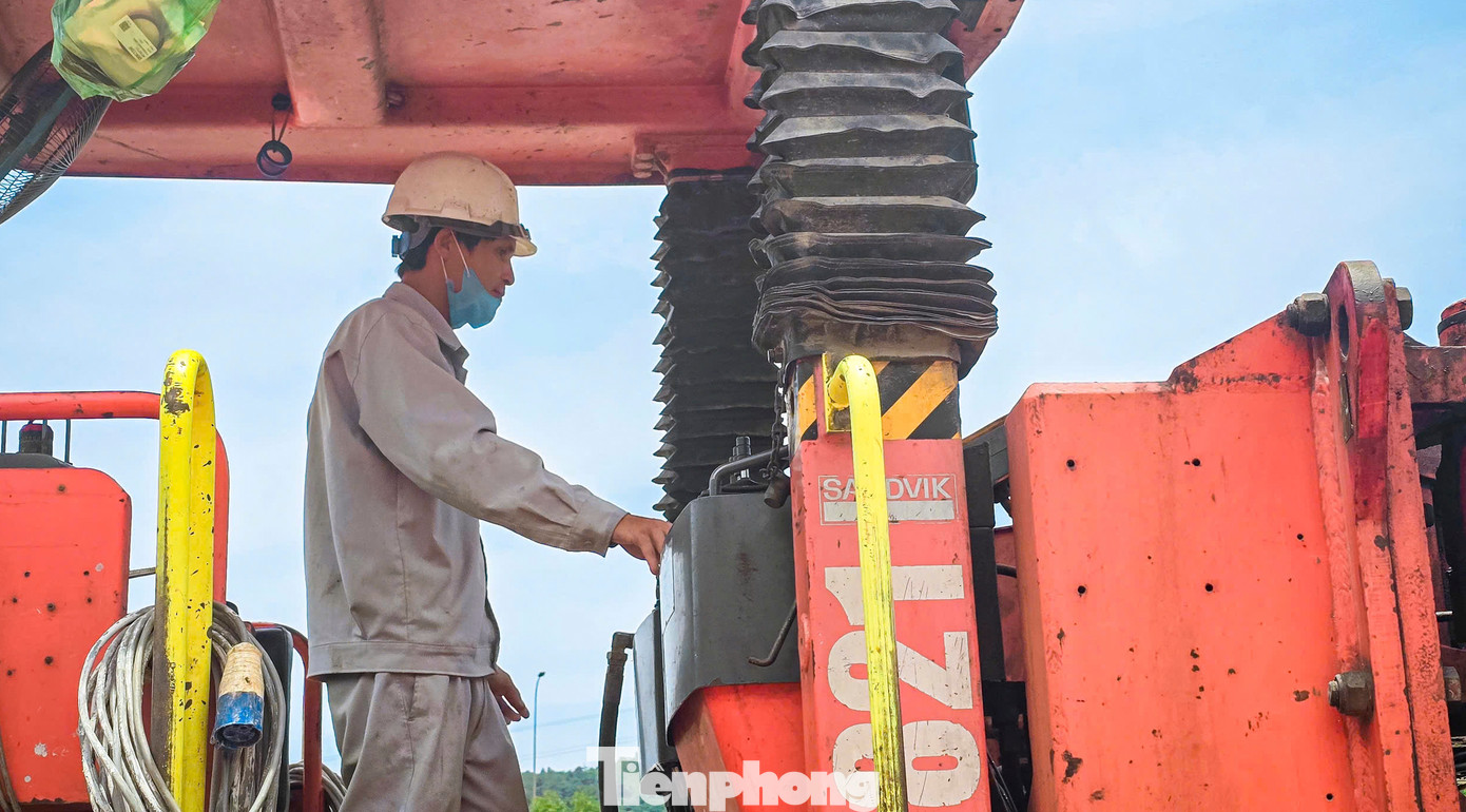 Theo đại diện Ban Quản lý dự án đường sắt (chủ đầu tư dự án), hầm Đèo Ngang có địa chất khá phức tạp, cùng với thời tiết nắng nóng khắc nghiệt đã ảnh hưởng không ít tới việc thi công. Tuy nhiên, chủ đầu tư vẫn đốc thúc nhà thầu bám sát kế hoạch, tiến độ.