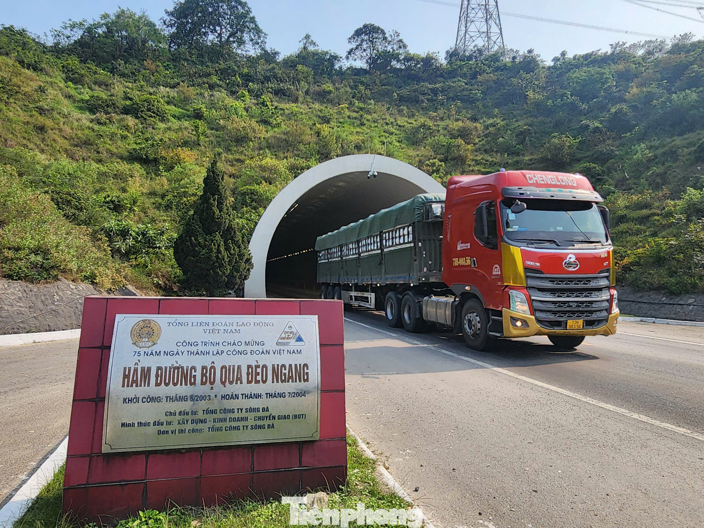 Hầm Đèo Ngang hiện tại có chiều dài hầm chính là 495m cùng hệ thống đường dẫn dài gần 2,2 km. Hầm chính có chiều rộng 11,5m, cao 7,5m, đã đưa vào khai thác 20 năm, tốc độ cho phép tối đa 50km/h.