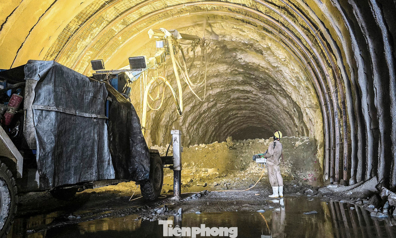 Trên công trường thi công ống hầm ở phía Bắc thuộc thị xã Kỳ Anh (Hà Tĩnh) đơn vị thi công đã đào sâu vào hơn 150m, còn phía Nam (ở tỉnh Quảng Bình) đạt khoảng 50m. Việc thi công được hỗ trợ bởi giàn khoan, robot đào hầm, bơm bê tông.