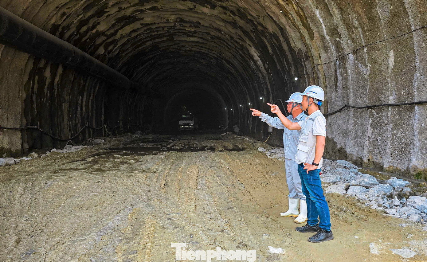 Kỹ sư Lâm Văn Trường, Đội trưởng thi công kiêm kỹ thuật - Công ty Cổ phần Sông Đà 10 cho biết, việc thi công hầm được đơn vị huy động nhân lực, máy móc, chia 3 ca, 4 kíp, làm việc xuyên suốt để phấn đấu thông hầm vào giữa tháng 7 này. Quá trình khoan ống hầm sẽ lắp đặt đường ống lớn, với nhiệm vụ hút bụi, giảm tiếng ồn, tạo thông thoáng cho công nhân thi công, nhất là sau mỗi lúc nổ mìn khoan đá.