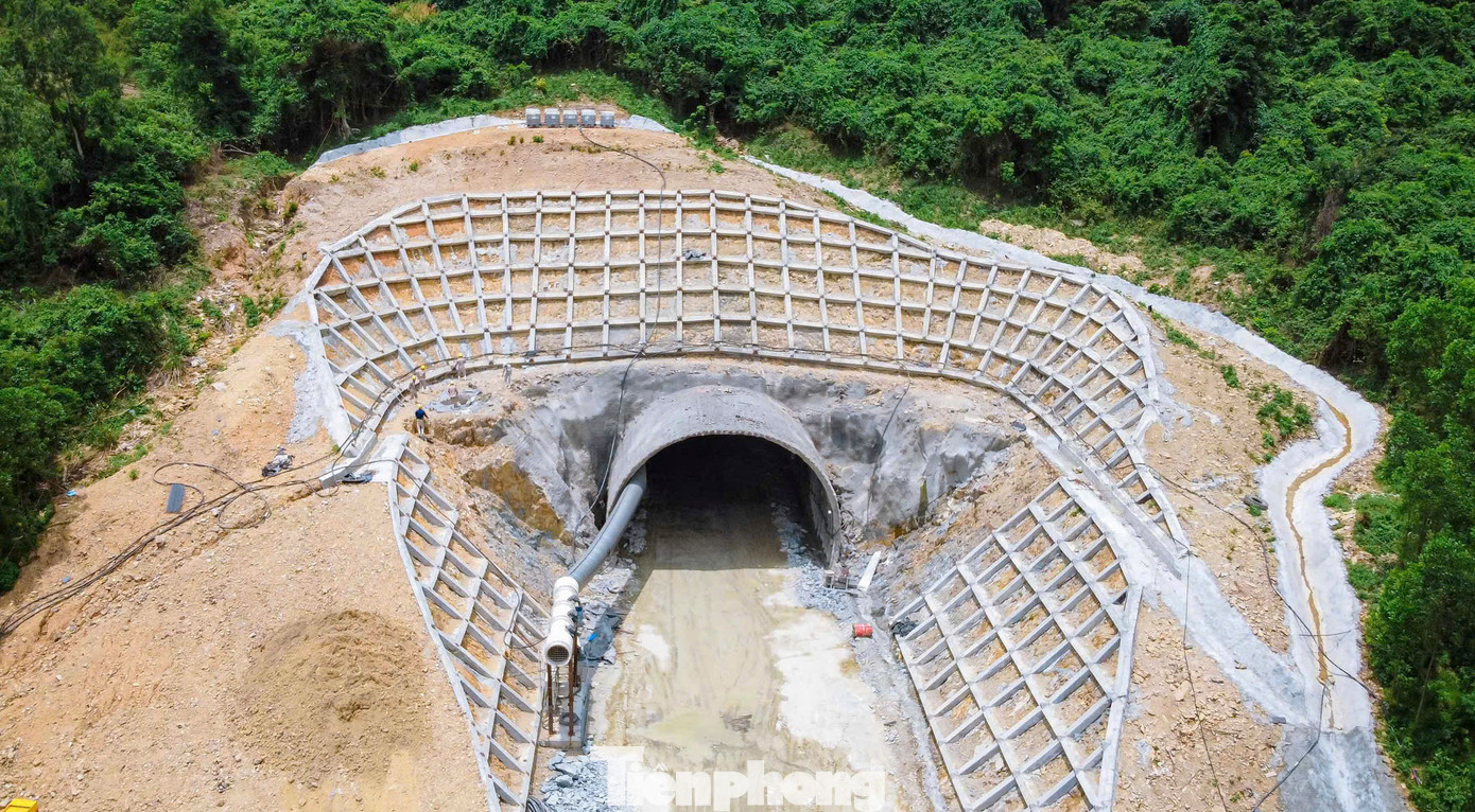 Đây là công trình nằm trong dự án nâng cấp, mở rộng một số cầu, hầm trên tuyến Quốc lộ 1 với tổng mức đầu tư gần 2.000 tỷ đồng. Riêng, hầm đường bộ Đèo Ngang và hơn 2km đường dẫn vào hầm có giá trị xây lắp hơn 340 tỷ đồng. Điểm đầu công trình thuộc phường Kỳ Nam, thị xã Kỳ Anh (Hà Tĩnh) và điểm cuối thuộc xã Quảng Đông, huyện Quảng Trạch (Quảng Bình).