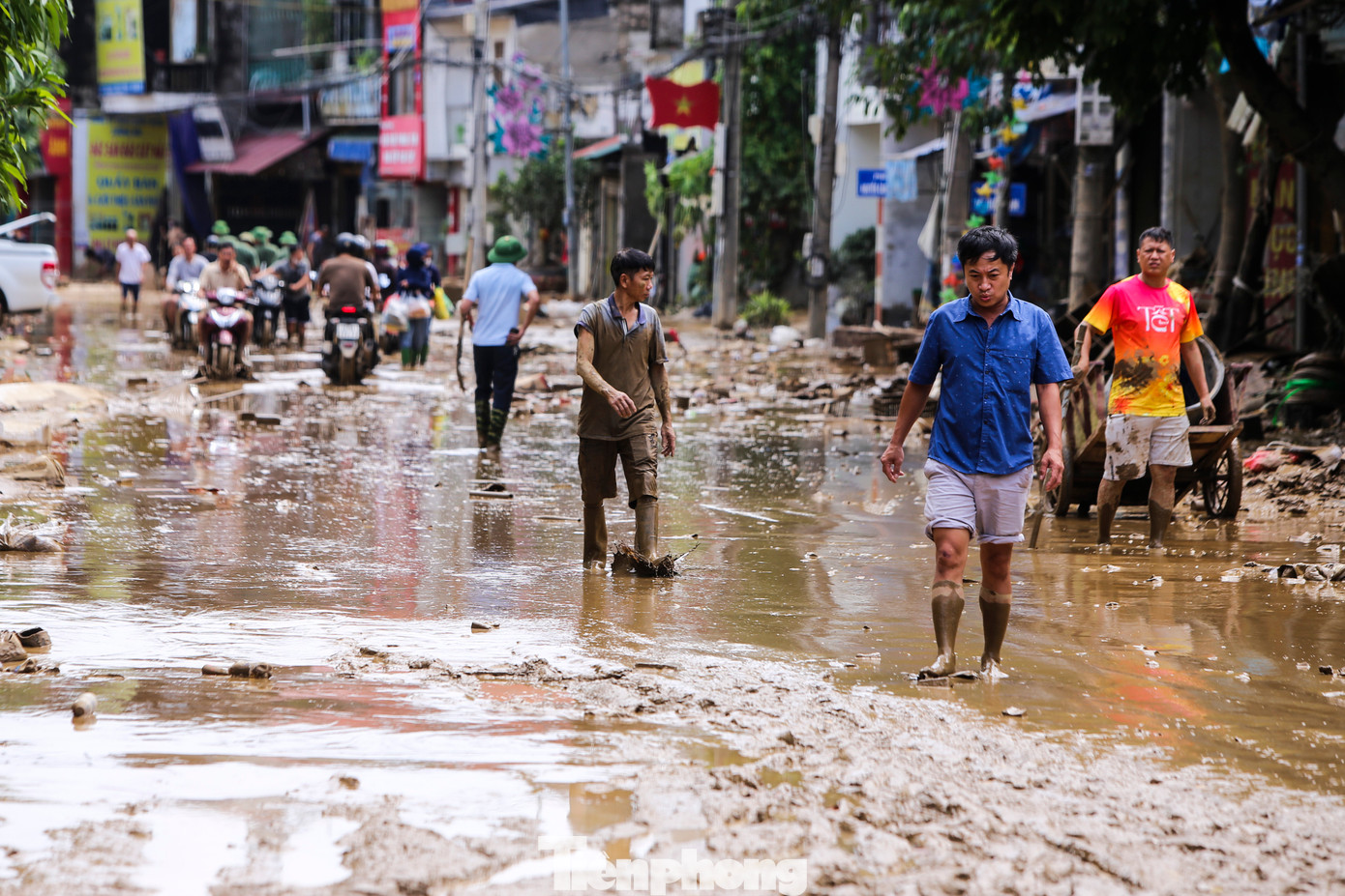 Sau nhiều ngày chìm trong dòng nước lũ đục ngầu, người dân các khu vực ven sông Hồng đoạn qua TP Yên Bái (Yên Bái) đang tất bật dọn dẹp nhà cửa, lục tìm tài sản còn sót lại sau trận “đại hồng thủy”.