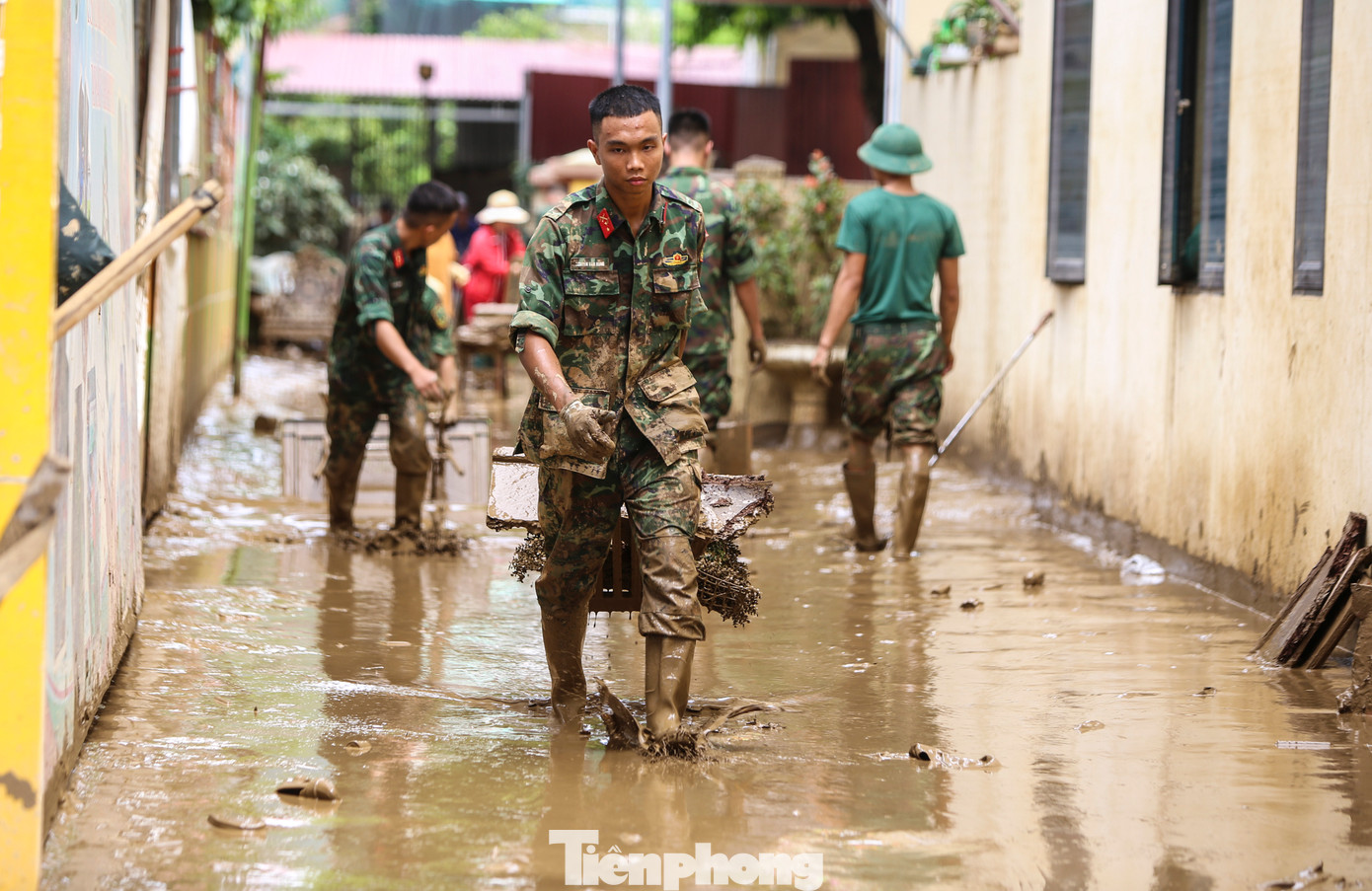 Các chiến sĩ được huy động nỗ lực dọn lớp bùn non.