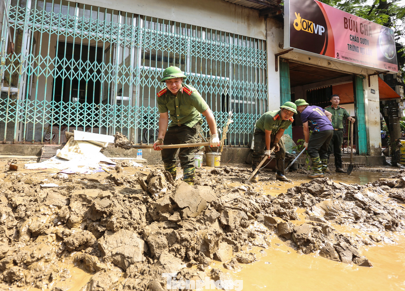Hàng trăm người gồm bộ đội, công an, dân quân tự vệ, đoàn thanh niên... được huy động hỗ trợ dọn bùn, giúp người dân sớm ổn định cuộc sống sau đợt lũ.