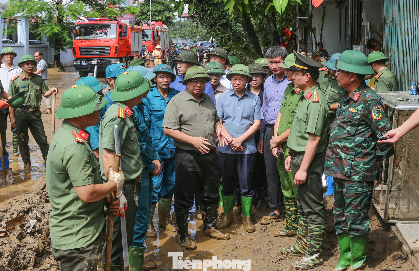 Trong sáng 12/9, Thủ tướng Phạm Minh Chính và đoàn công tác đã đi kiểm tra tình hình triển khai các biện pháp khắc phục hậu quả mưa lũ, thăm hỏi, động viên nhân dân và lực lượng tham gia ứng phó, cứu nạn, cứu hộ tại tỉnh Yên Bái.