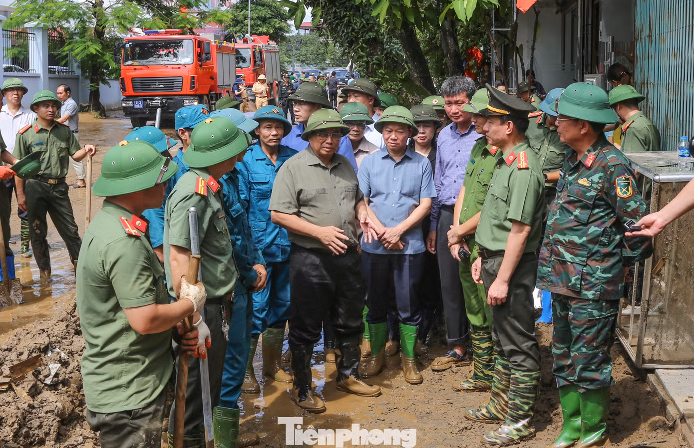 Trong sáng 12/9, Thủ tướng Phạm Minh Chính và đoàn công tác đã đi kiểm tra tình hình triển khai các biện pháp khắc phục hậu quả mưa lũ, thăm hỏi, động viên nhân dân và lực lượng tham gia ứng phó, cứu nạn, cứu hộ tại tỉnh Yên Bái. Trong sáng 12/9, Thủ tướng Phạm Minh Chính và đoàn công tác đã đi kiểm tra tình hình triển khai các biện pháp khắc phục hậu quả mưa lũ, thăm hỏi, động viên nhân dân và lực lượng tham gia ứng phó, cứu nạn, cứu hộ tại tỉnh Yên Bái.
