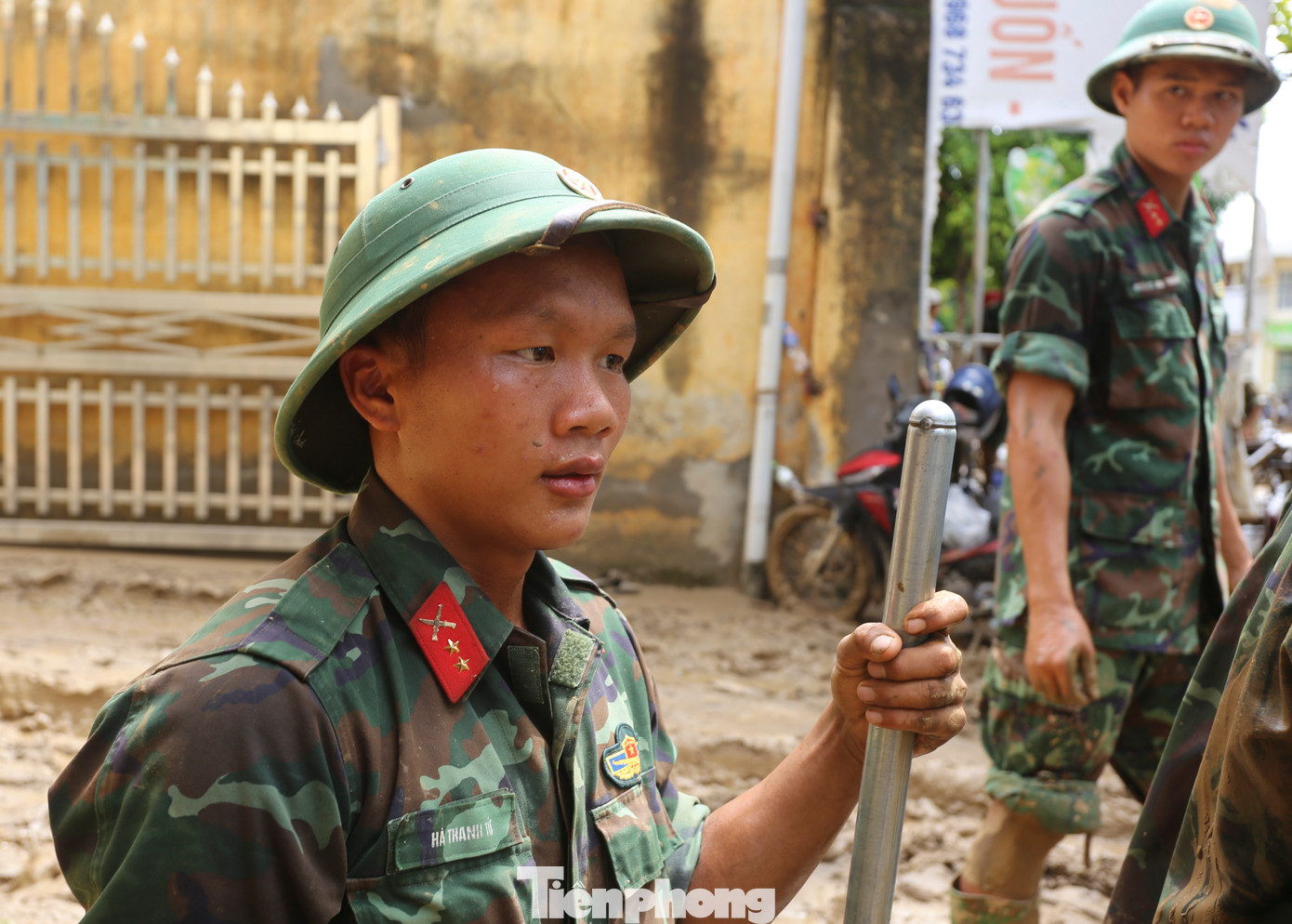 Bùn đất lấm lem, mướt mồ hôi song các lực lượng cố gắng hoàn thành nhiệm vụ để người dân sớm ổn định cuộc sống.